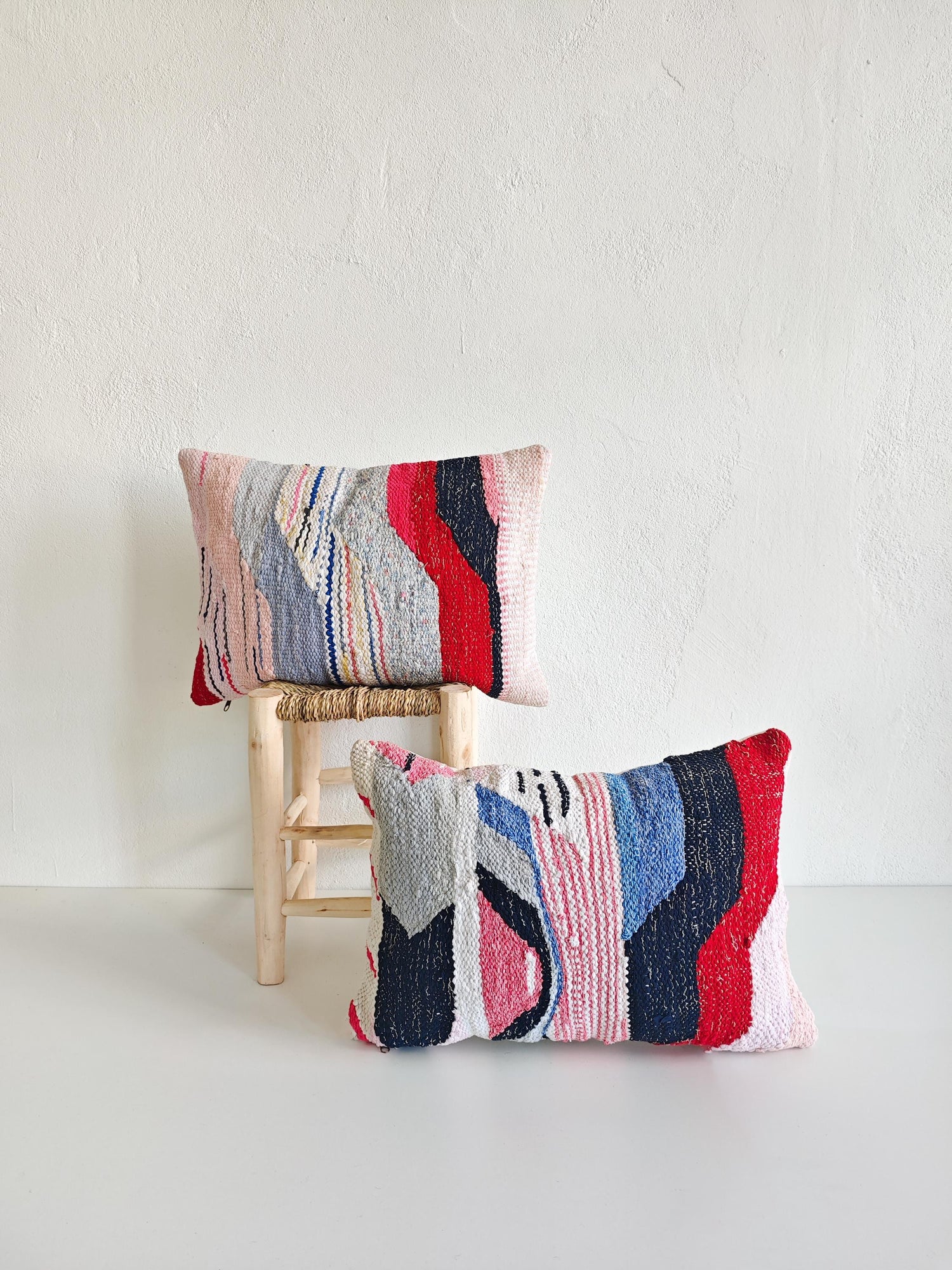 Kissen aus Marokko mit geometrischem Muster, Upcycling von Stoff, Boho, Unikat, Rosa Weiss
