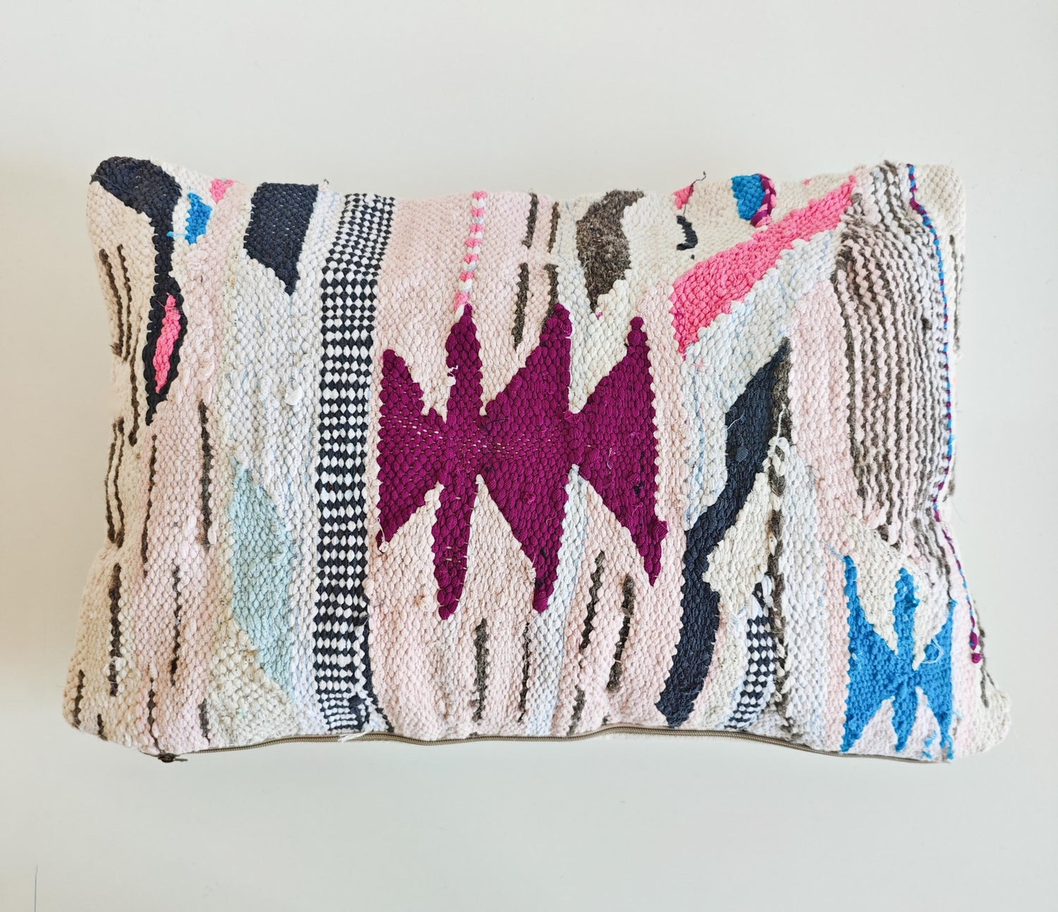 Kissen Baumwolle mit geometrischem Muster, Upcycling Design Kissen, Marrakesch Unikat, Rosa Weiss, Pastellfarben, Boucherouite Cushion Cover – One of a Kind Studio Piece - CocosyBerlin