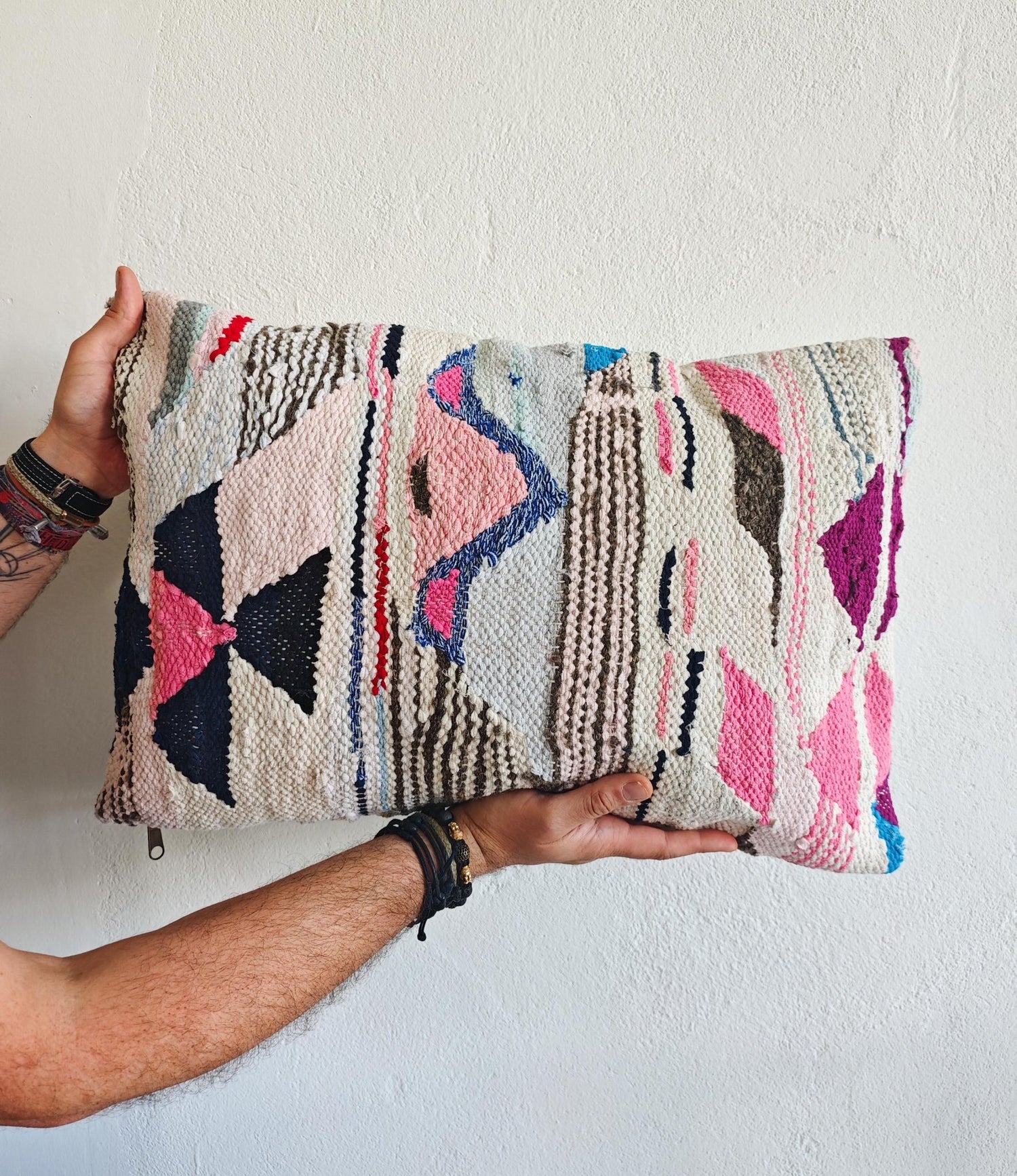 Kissen Baumwolle mit geometrischem Muster, Upcycling Design Kissen, Marrakesch Unikat, Rosa Weiss, Pastellfarben, Boucherouite Cushion Cover – One of a Kind Studio Piece - CocosyBerlin