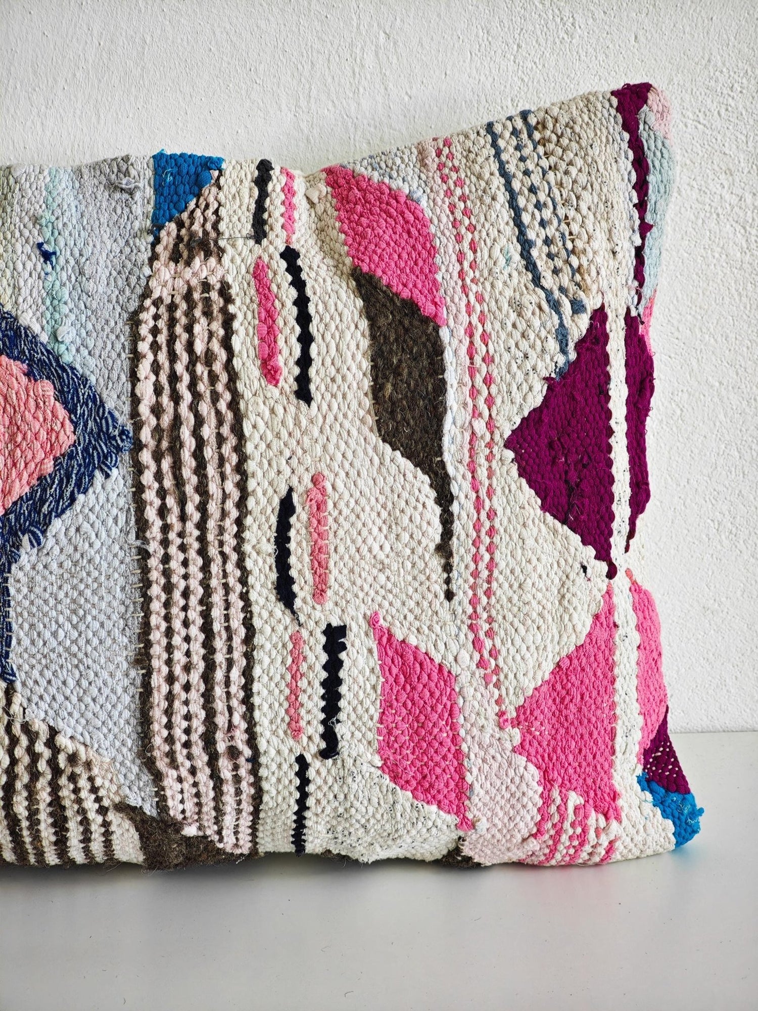 Kissen Baumwolle mit geometrischem Muster, Upcycling Design Kissen, Marrakesch Unikat, Rosa Weiss, Pastellfarben, Boucherouite Cushion Cover – One of a Kind Studio Piece - CocosyBerlin