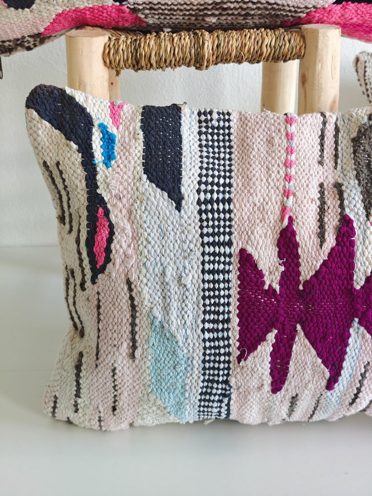 Kissen Baumwolle mit geometrischem Muster, Upcycling Design Kissen, Marrakesch Unikat, Rosa Weiss, Pastellfarben, Boucherouite Cushion Cover – One of a Kind Studio Piece - CocosyBerlin