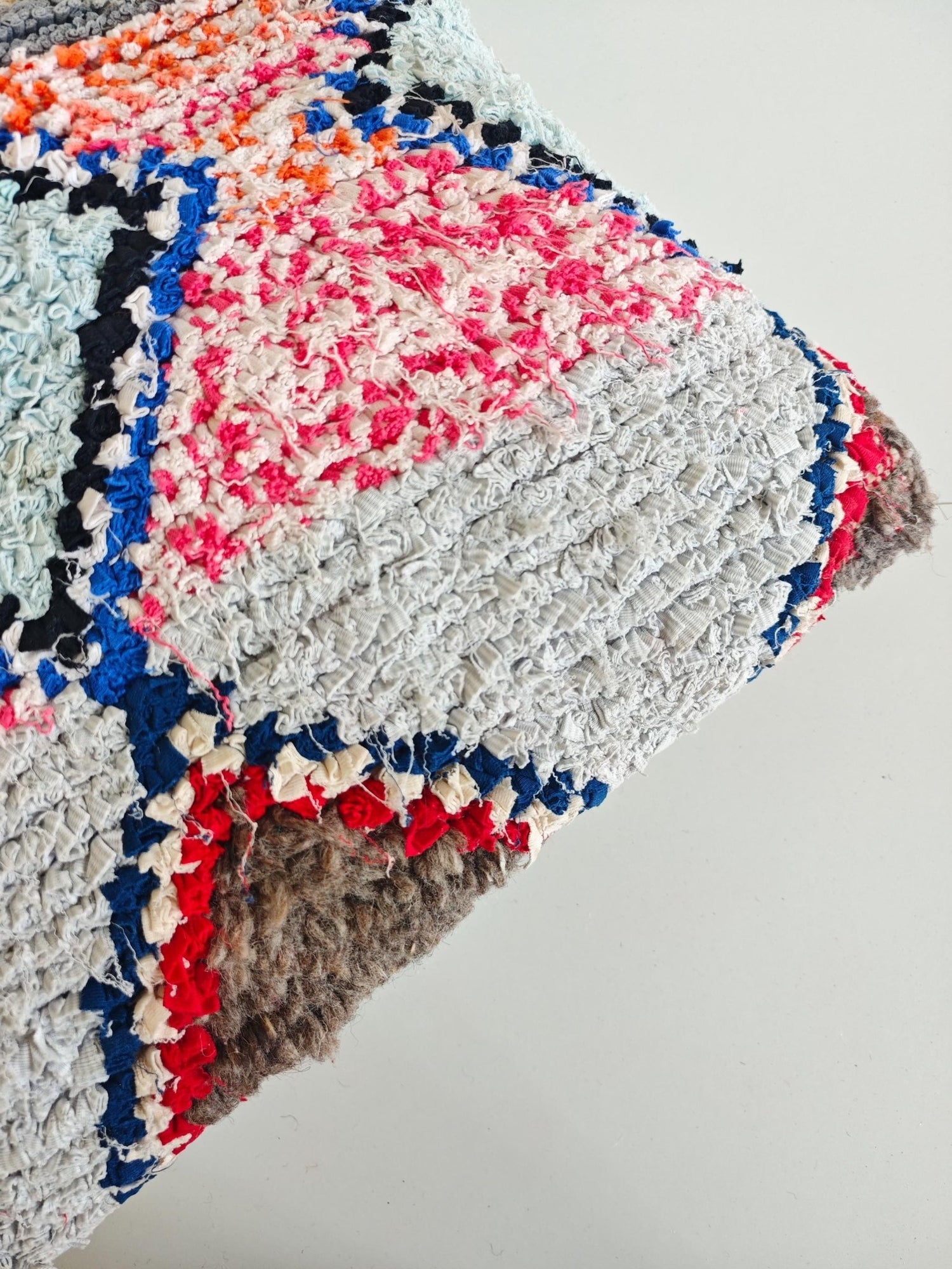 Großes Kissen aus Baumwolle und Wolle mit geometrischem Muster, Upcycling Unikat Kissen, Boucherouite Cushion Cover – One of a Kind - CocosyBerlin