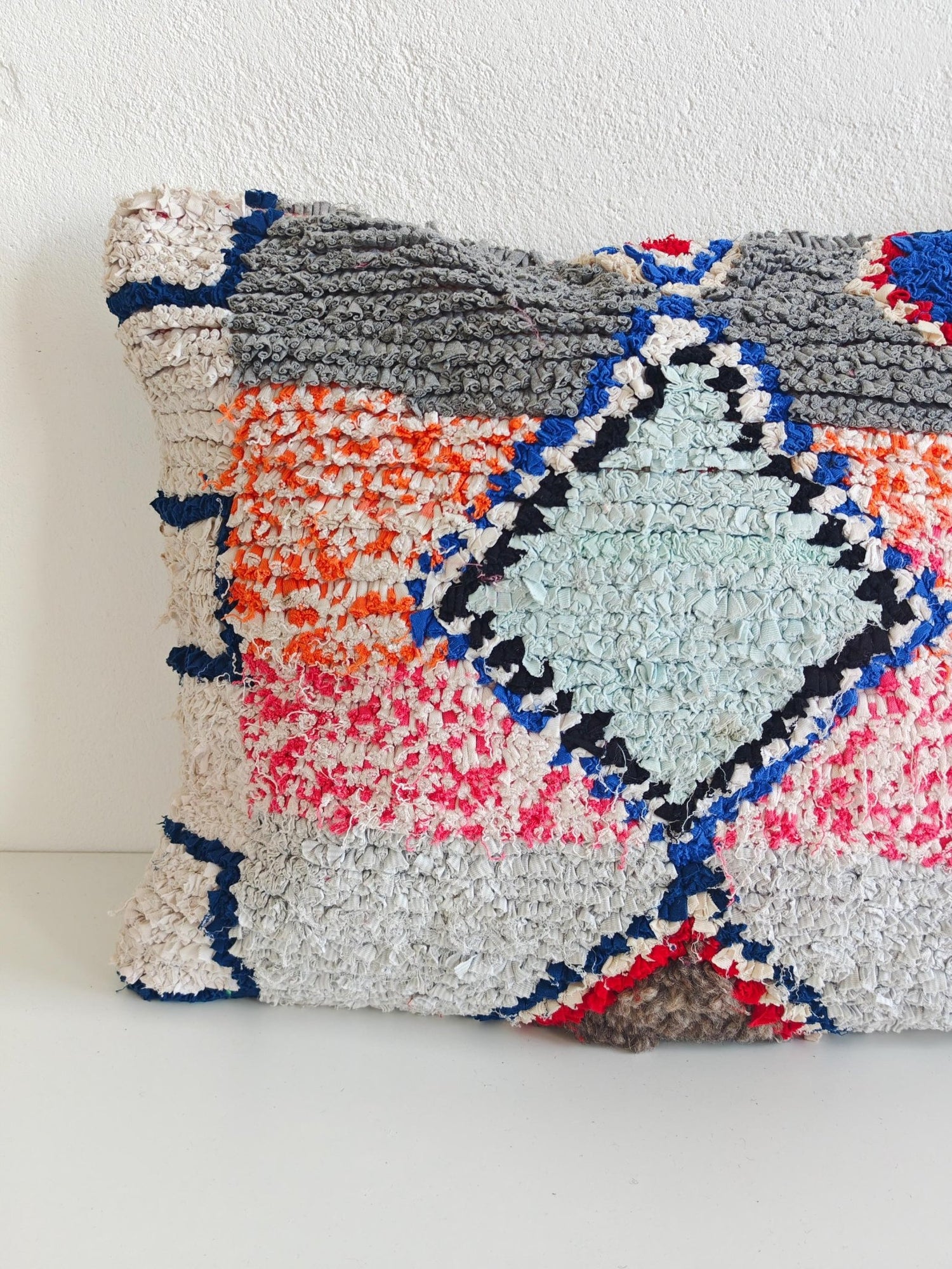 Großes Kissen aus Baumwolle und Wolle mit geometrischem Muster, Upcycling Unikat Kissen, Boucherouite Cushion Cover – One of a Kind - CocosyBerlin