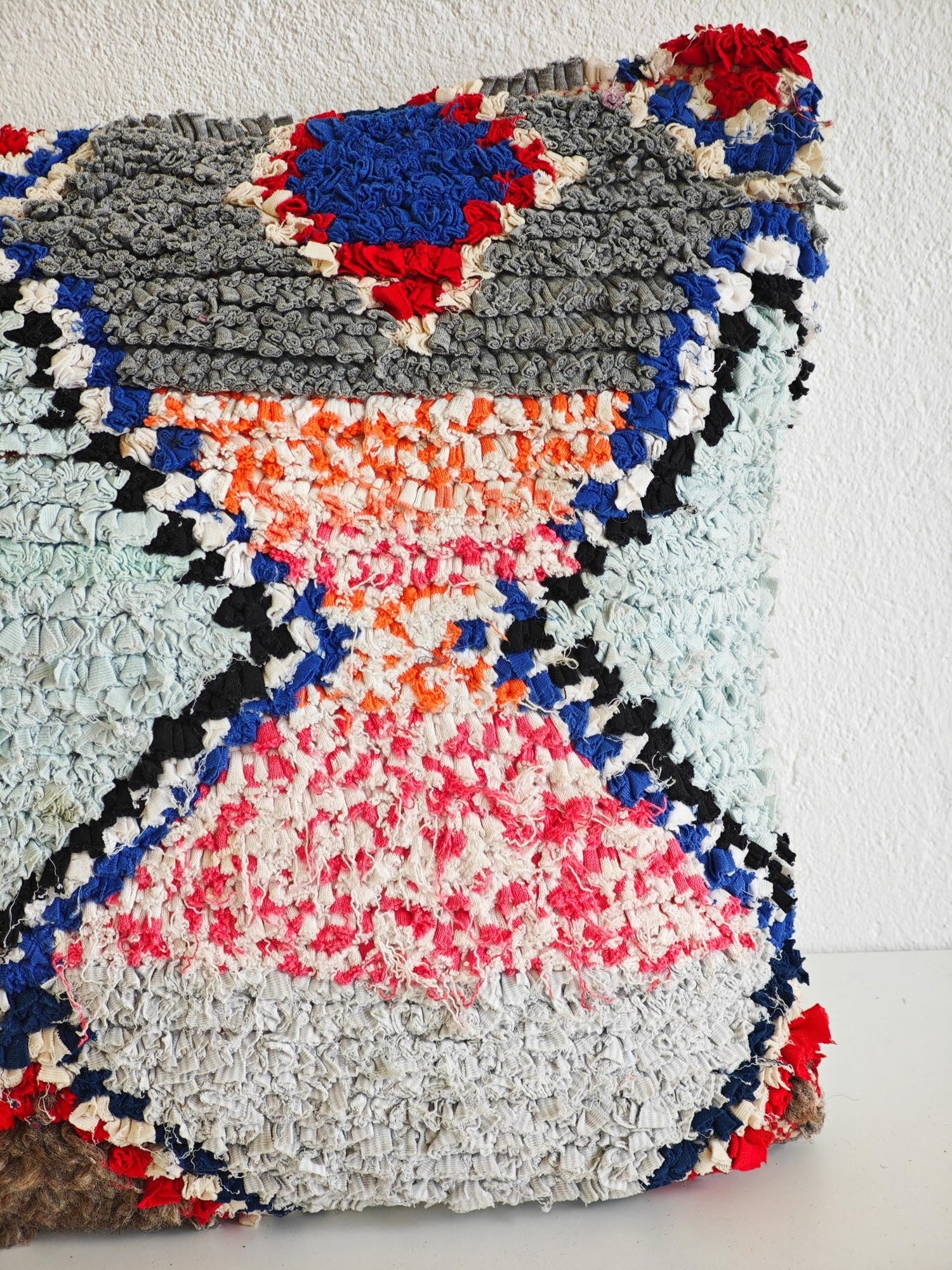 Großes Kissen aus Baumwolle und Wolle mit geometrischem Muster, Upcycling Unikat Kissen, Boucherouite Cushion Cover – One of a Kind - CocosyBerlin