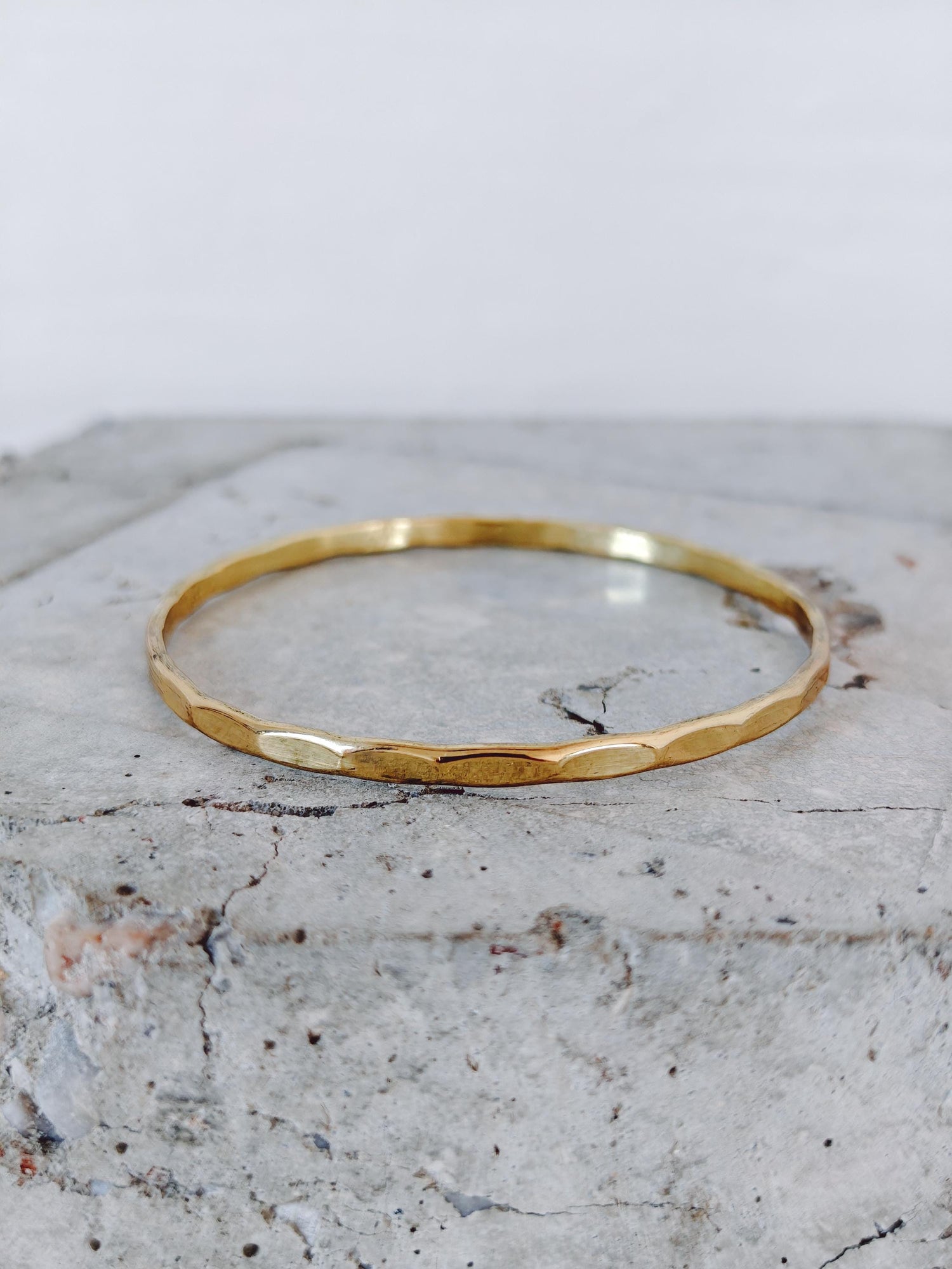 Goldener Armreif aus Messing gehämmert mit Struktur, Golden Hammered Bracelet – Minimal Brass Statement, Minimalistisches goldenes Armband