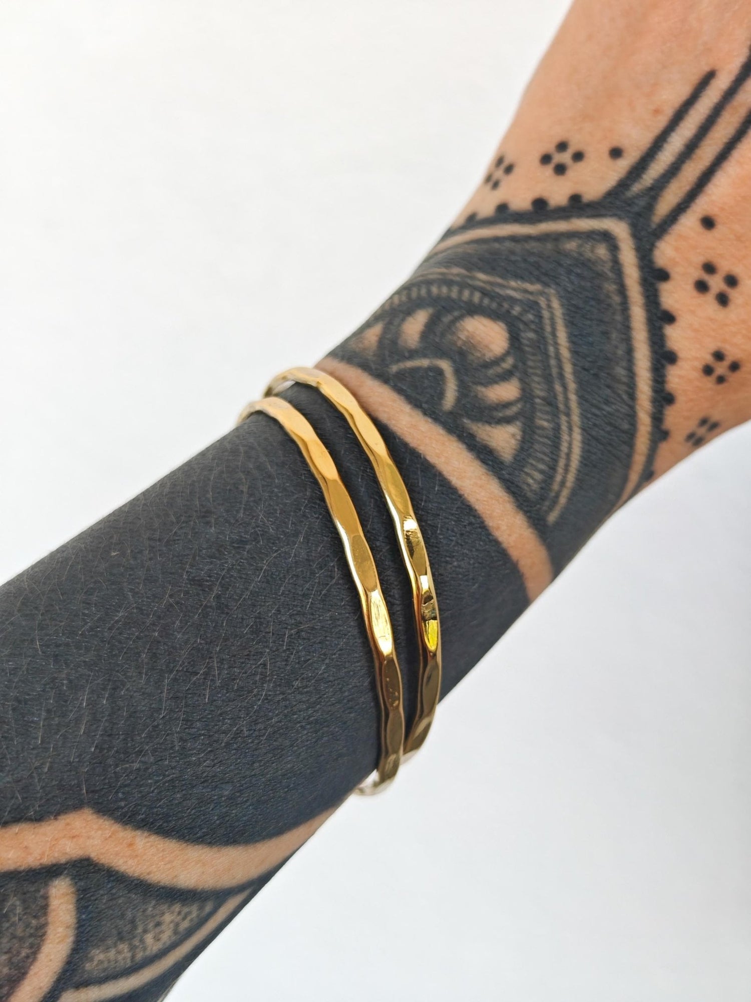 Goldener Armreif aus Messing gehämmert mit Struktur, Golden Hammered Bracelet – Minimal Brass Statement, Minimalistisches goldenes Armband - CocosyBerlin