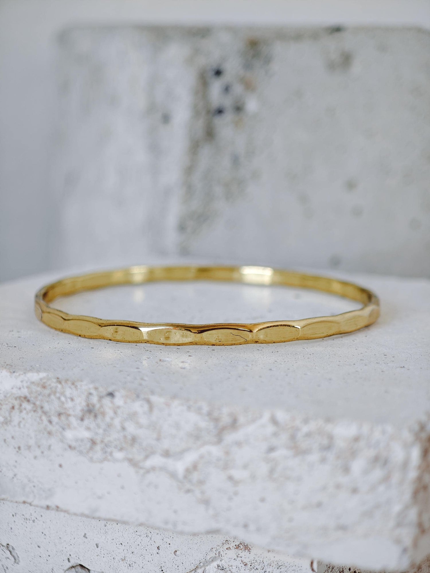 Goldener Armreif aus Messing gehämmert mit Struktur, Golden Hammered Bracelet – Minimal Brass Statement, Minimalistisches goldenes Armband