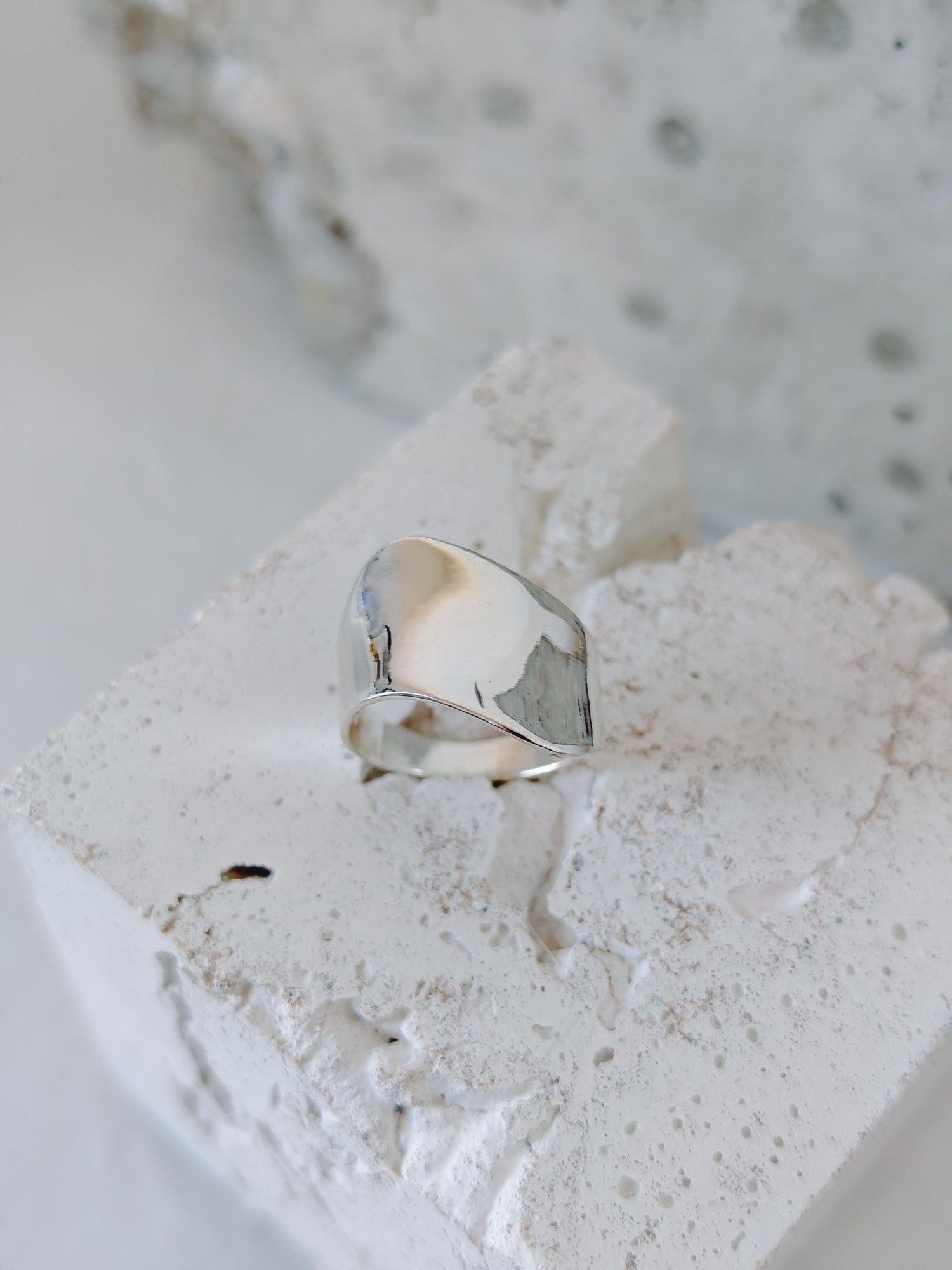 Bandring aus 925 Silber, Breiter Statement Silberring hochglanzpoliert, Polished Minimal Silver Ring, Organic Y2K Schmuck - CocosyBerlin