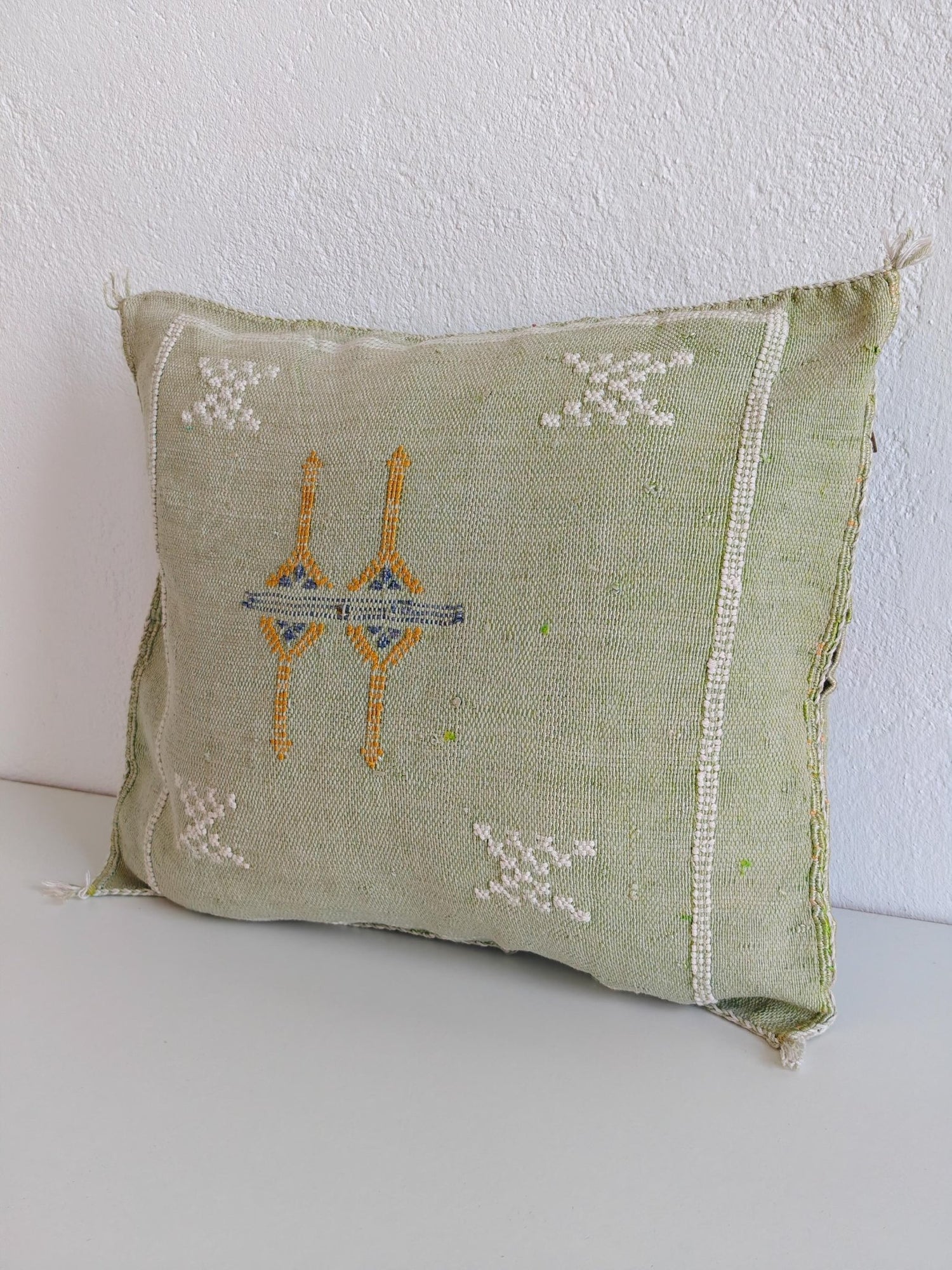 Sabra Kissen aus Marokko, Boho Kissenhülle Salbeigrün, Sabra Silk Cushion Cover - Soft Sage Green - CocosyBerlin