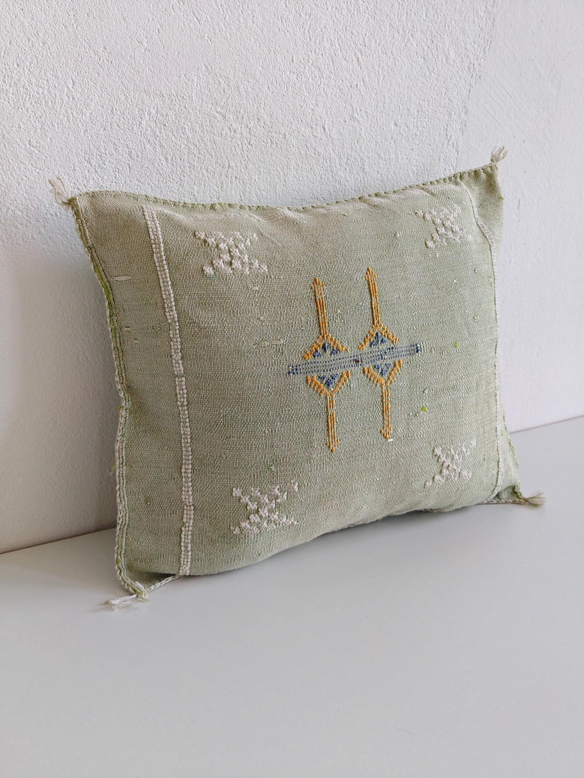 Sabra Kissen aus Marokko, Boho Kissenhülle Salbeigrün, Sabra Silk Cushion Cover - Soft Sage Green - CocosyBerlin