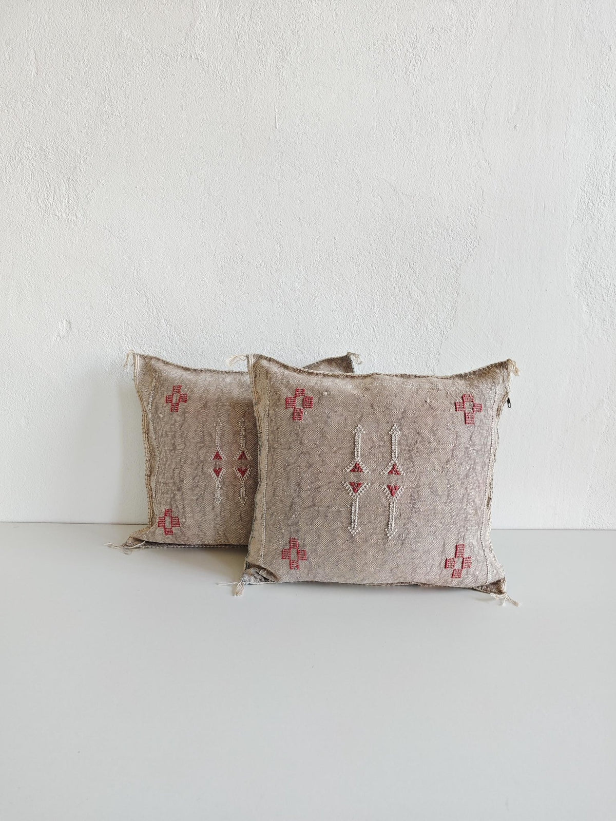 Sabra Kissenbezug aus Marrakesch, Boho Kissenhülle, Sabra Silk Cushion Cover – Natural & Coral Red - CocosyBerlin