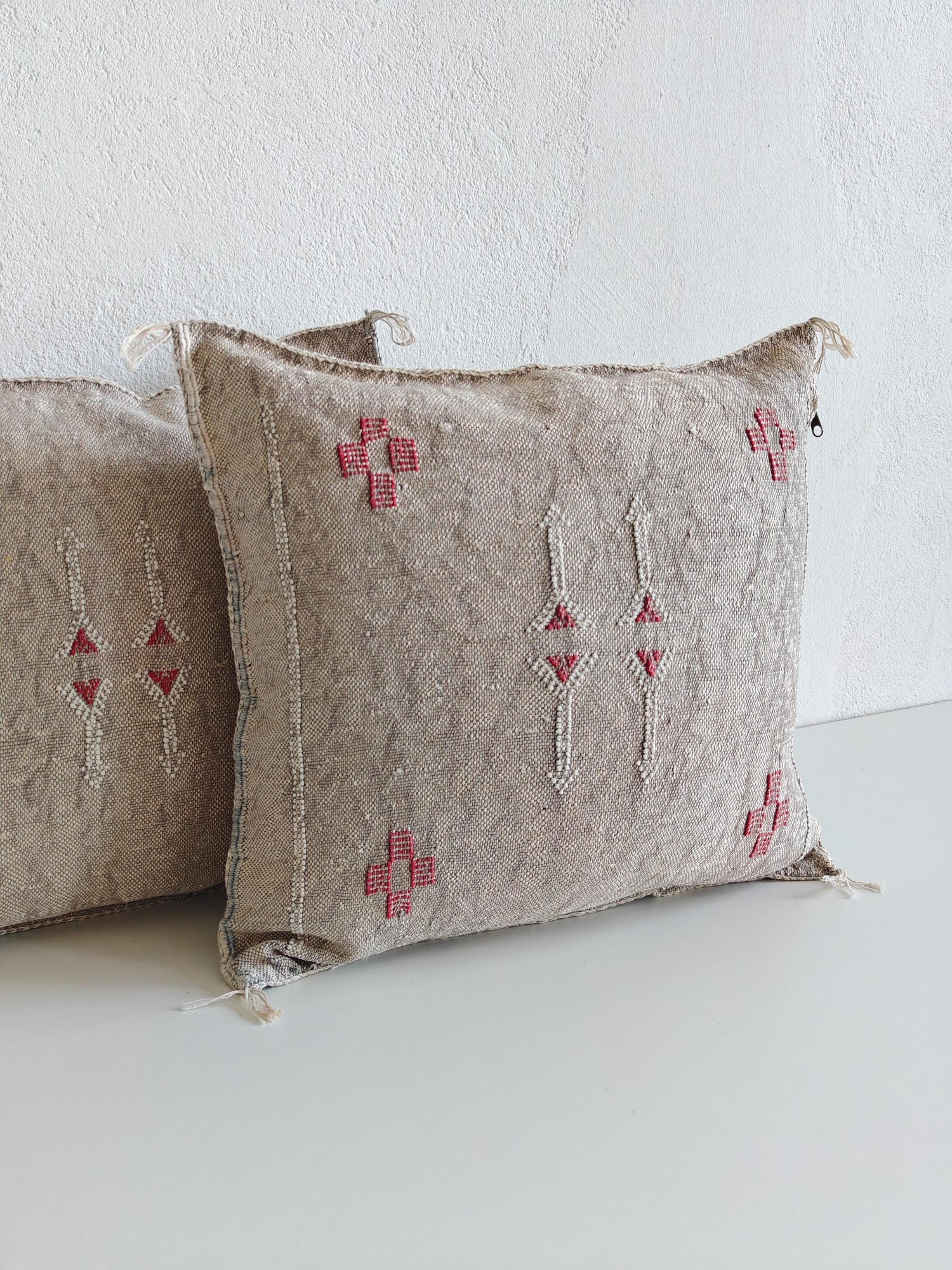 Sabra Kissenbezug aus Marokko, Boho Marokkanische Kissenhülle, Orientalisches Dekokissen Grau und Rot