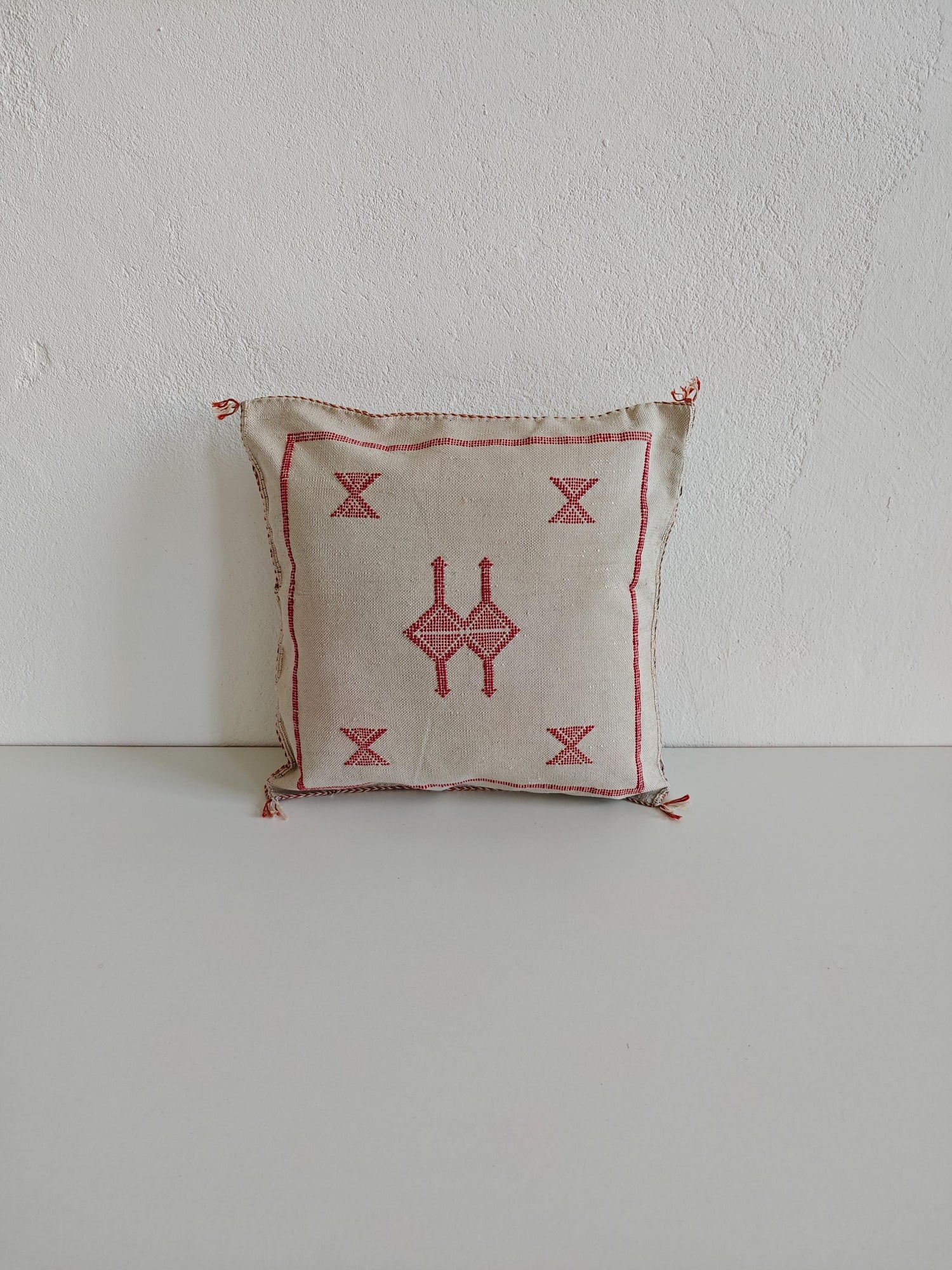 Sabra Kissenbezug aus Marokko, Boho Marokkanische Kissenhülle, Orientalisches Dekokissen Grau und Rot