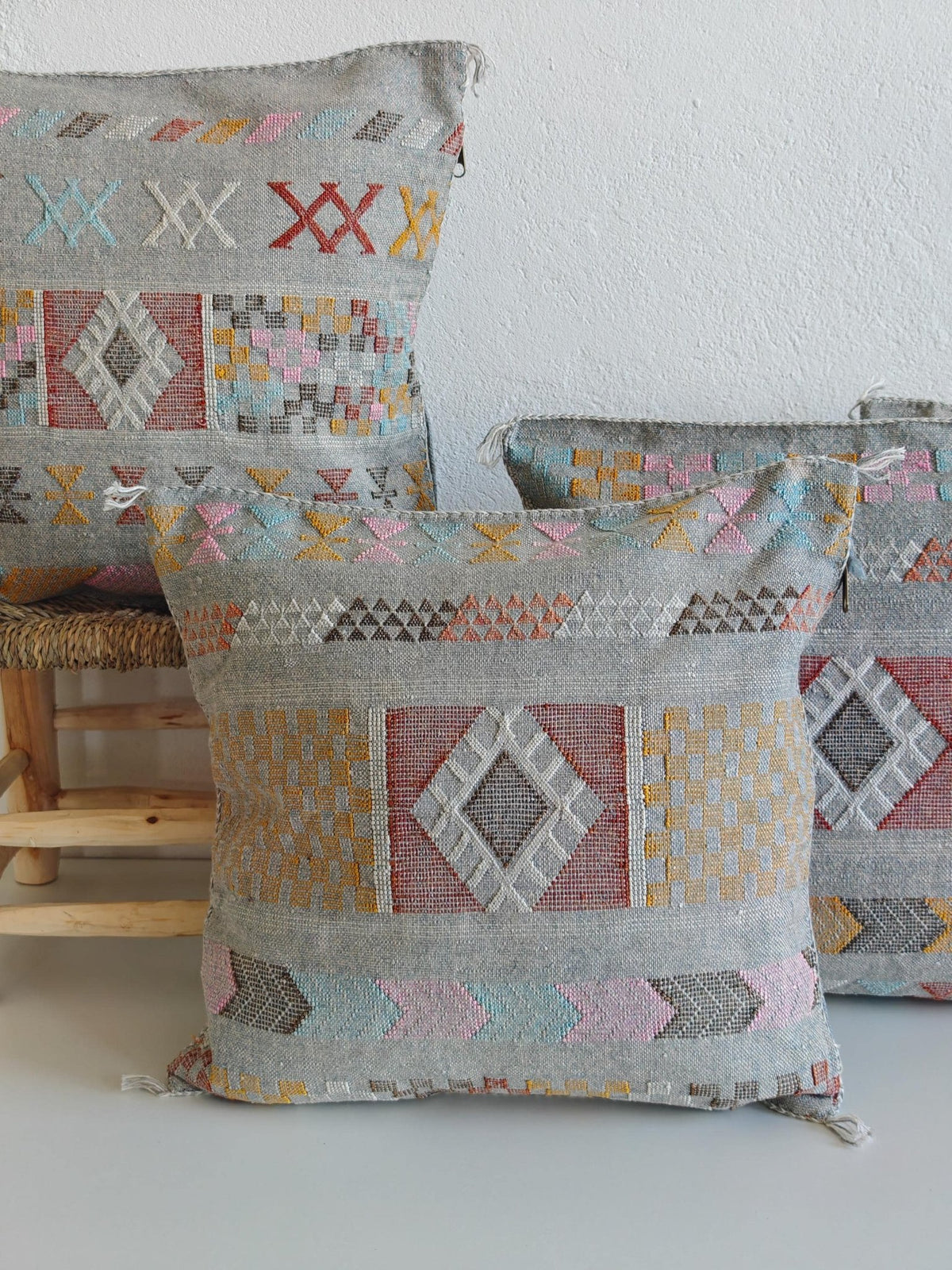 Sabra Kissenbezug aus Marrakesch, Boho Marokkanische Kissenhülle, Sabra Silk Cushion Cover – Limited Grey Edition - CocosyBerlin