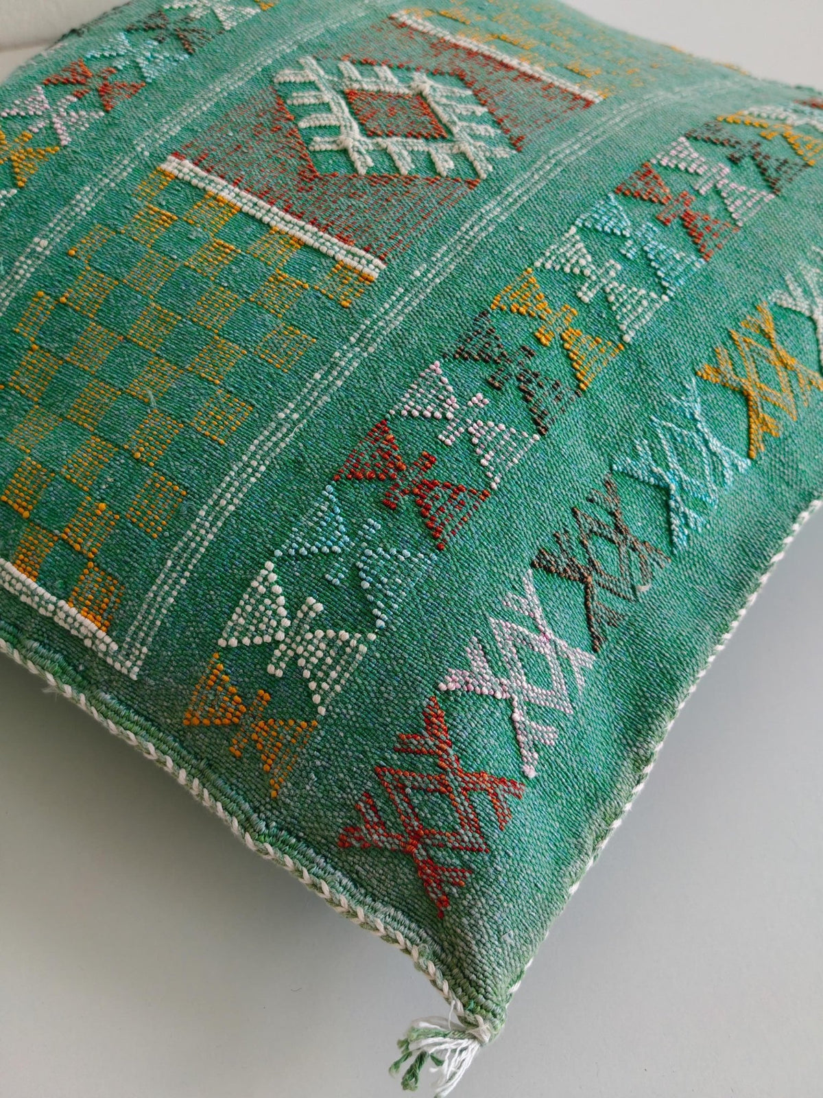 Sabra Kissenbezug aus Marrakesh, Boho Marokkanische Kissenhülle, Sabra Silk Cushion Cover - Limited Green Edition - CocosyBerlin
