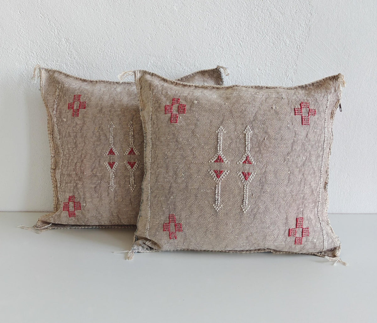 Sabra Kissenbezug aus Marrakesch, Boho Kissenhülle, Sabra Silk Cushion Cover – Natural & Coral Red - CocosyBerlin