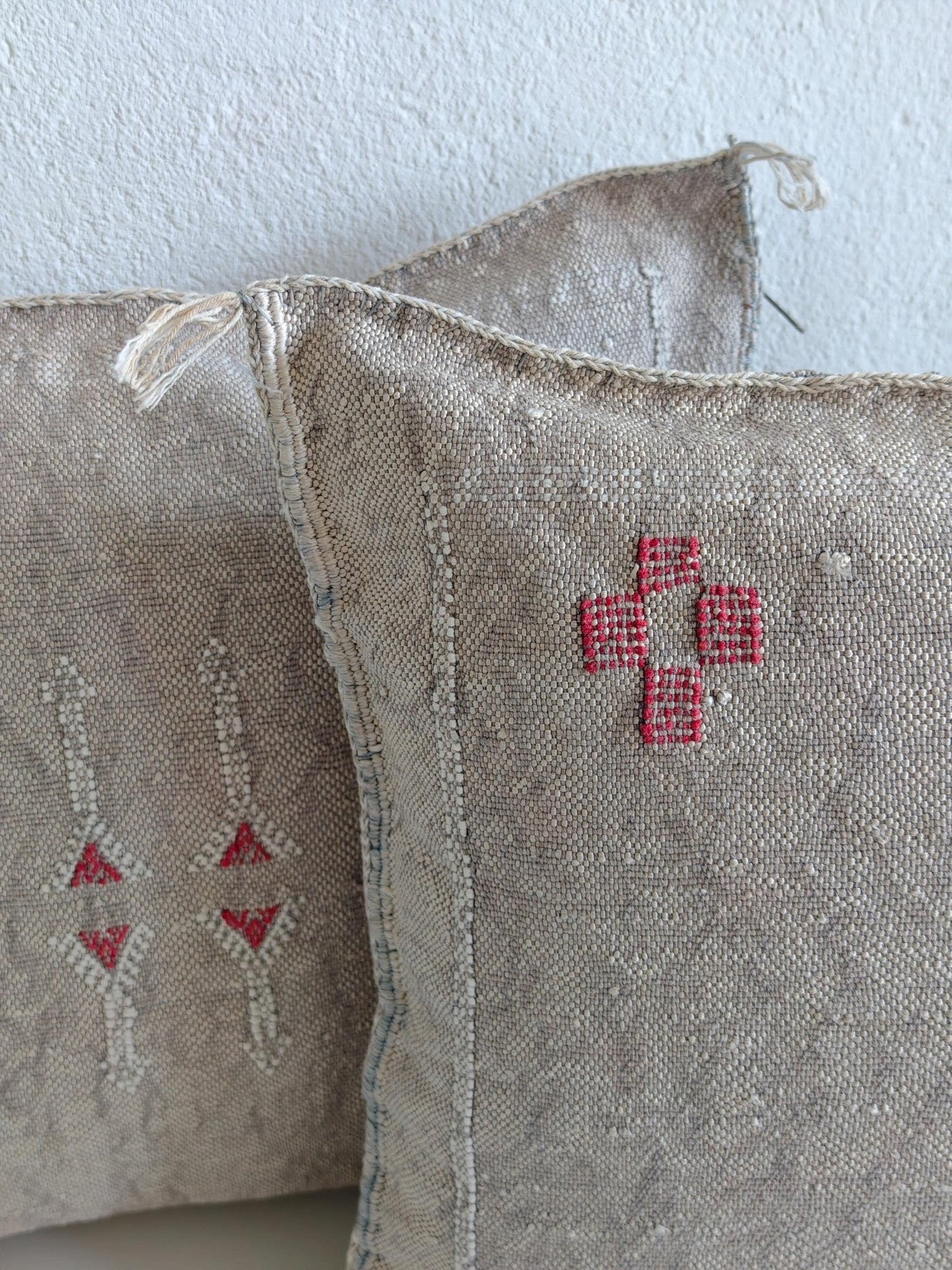 Sabra Kissenbezug aus Marrakesch, Boho Kissenhülle, Sabra Silk Cushion Cover – Natural & Coral Red - CocosyBerlin