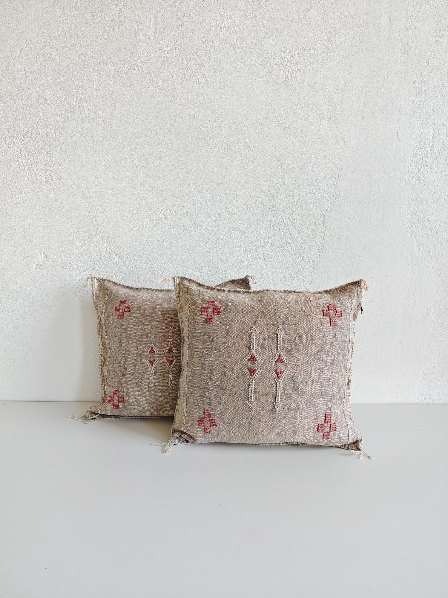 Sabra Kissenbezug aus Marrakesch, Boho Kissenhülle, Sabra Silk Cushion Cover – Natural & Coral Red - CocosyBerlin