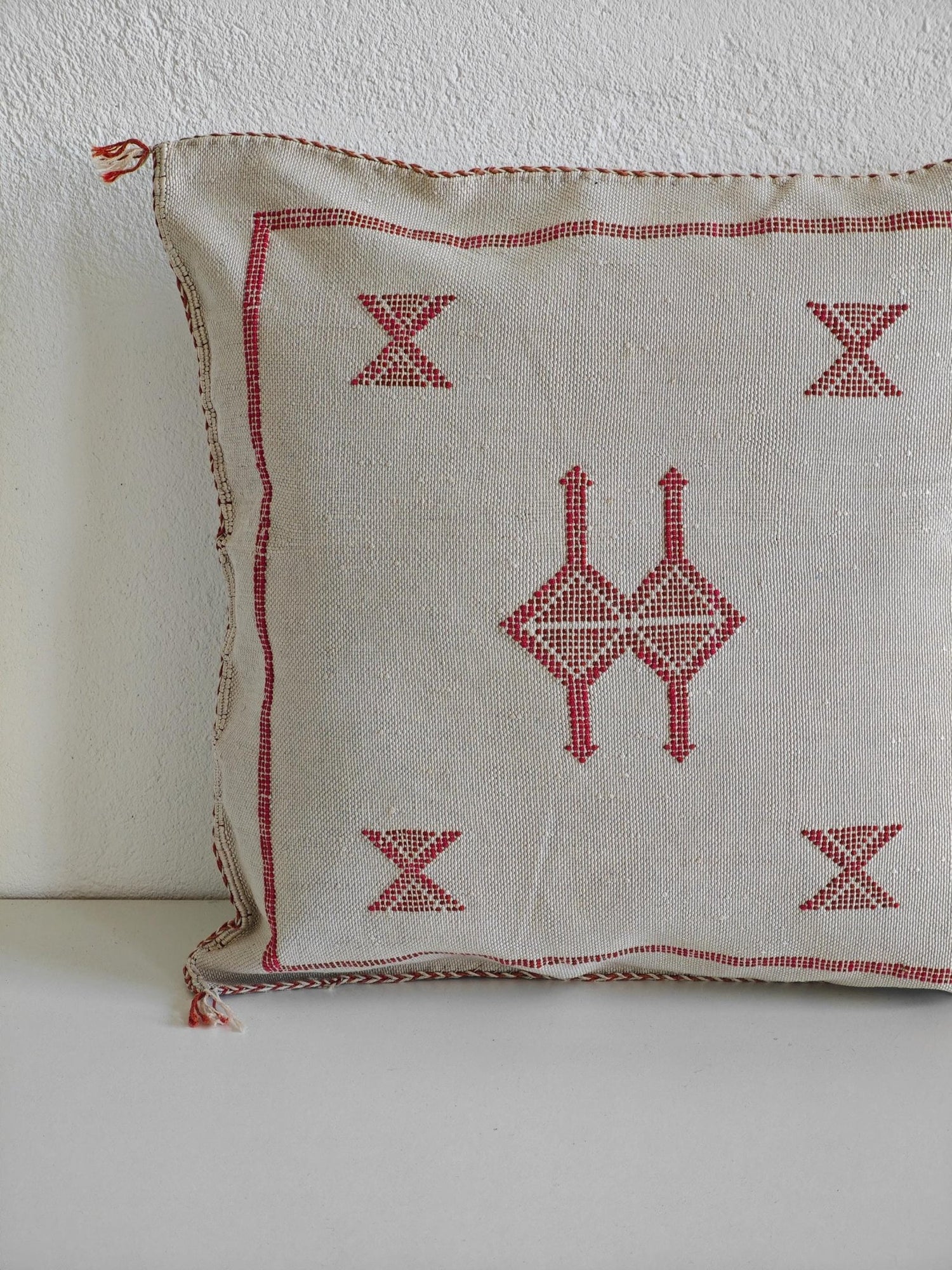 Sabra Kissenbezug aus Marokko, Boho Kissenhülle, Sabra Silk Cushion Cover – Natural & Coral Red - CocosyBerlin