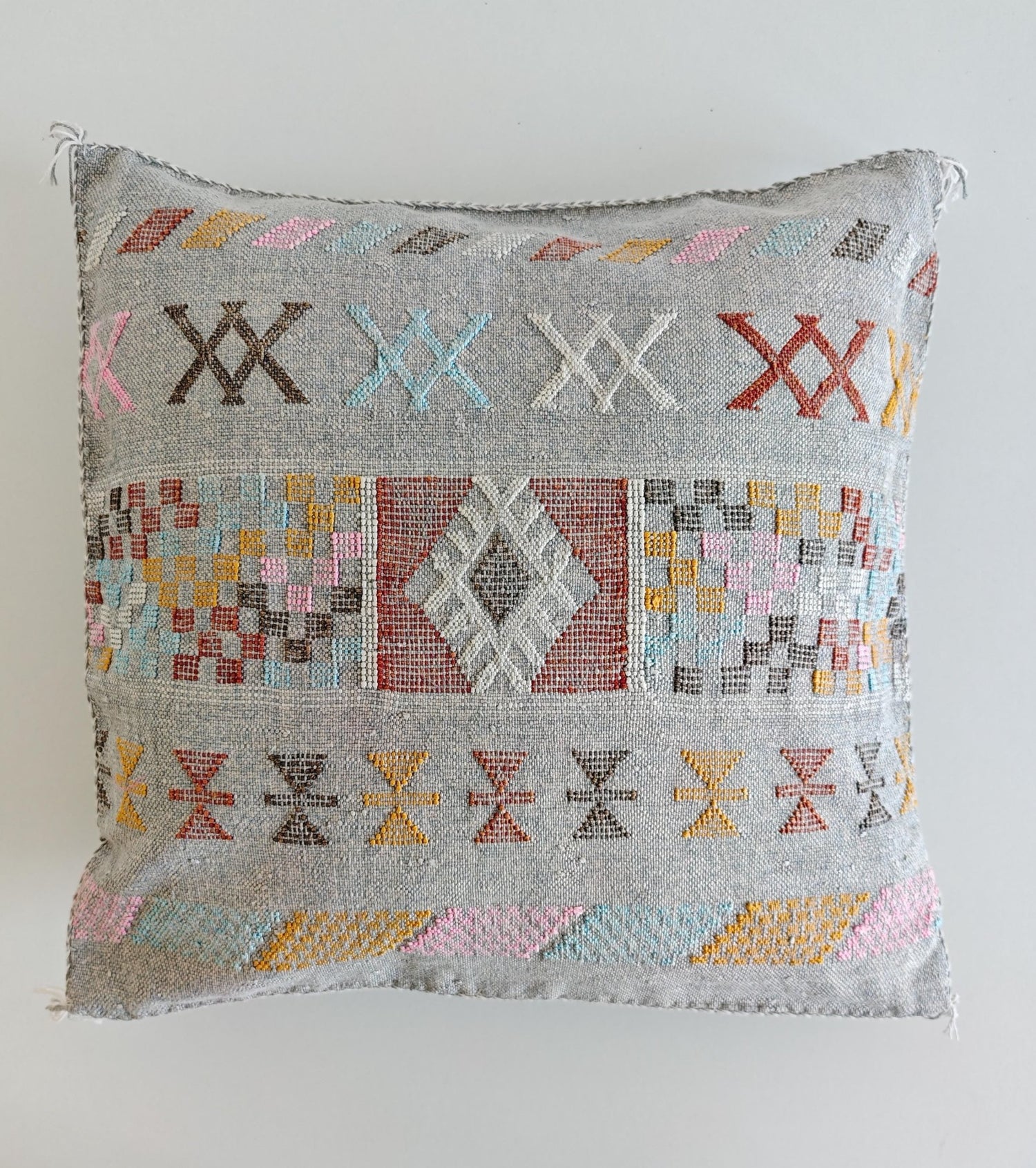 Sabra Kissenbezug aus Marrakesch, Boho Marokkanische Kissenhülle, Sabra Silk Cushion Cover – Limited Grey Edition - CocosyBerlin