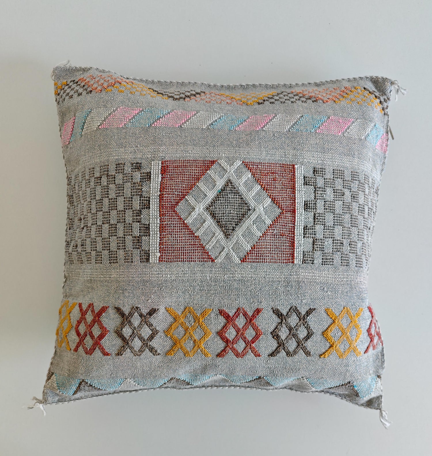 Sabra Kissenbezug aus Marrakesch, Boho Marokkanische Kissenhülle, Sabra Silk Cushion Cover – Limited Grey Edition