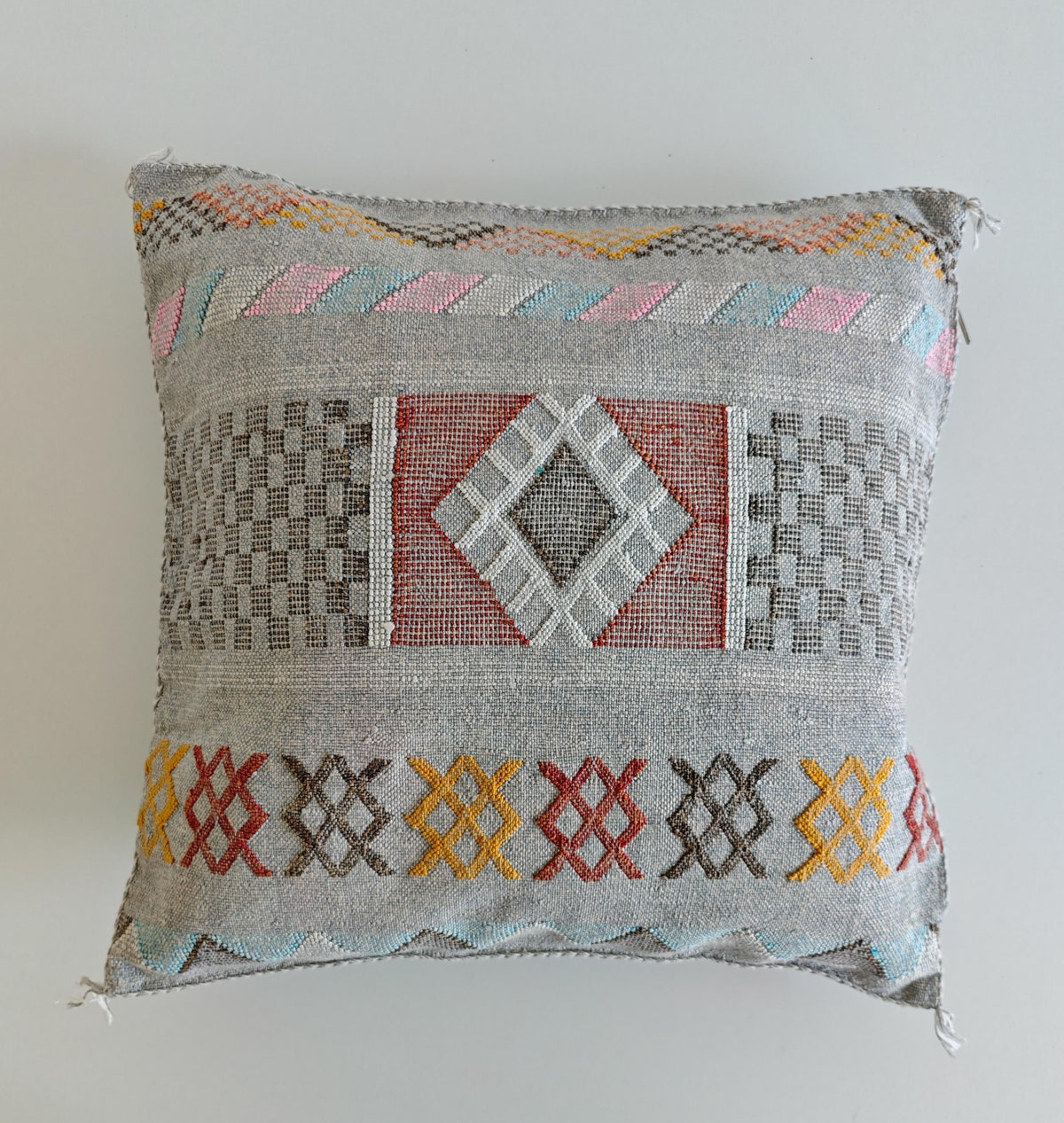 Sabra Kissenbezug aus Marrakesch, Boho Marokkanische Kissenhülle, Sabra Silk Cushion Cover – Limited Grey Edition - CocosyBerlin