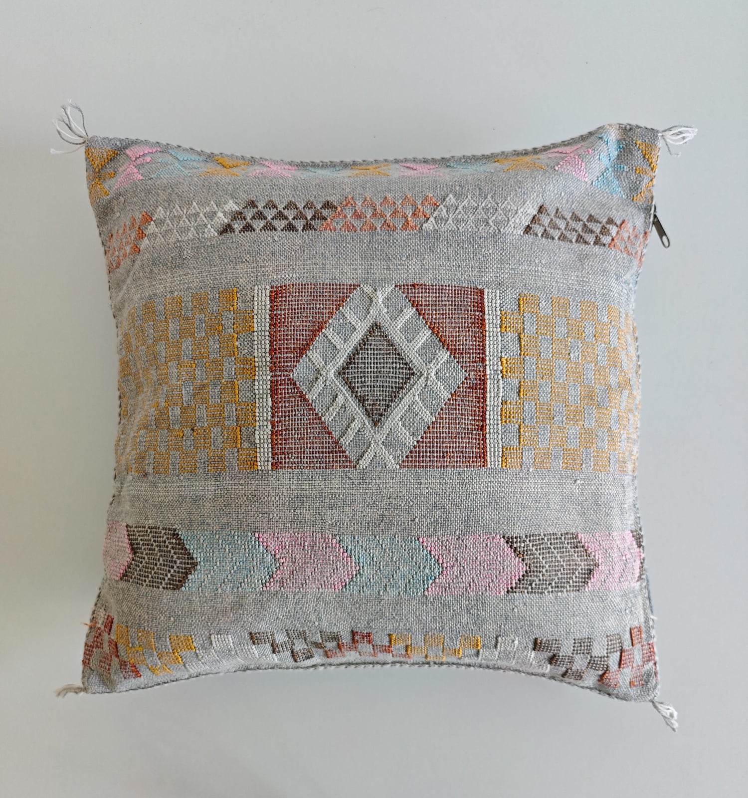 Sabra Kissenbezug aus Marrakesch, Boho Marokkanische Kissenhülle, Sabra Silk Cushion Cover – Limited Grey Edition
