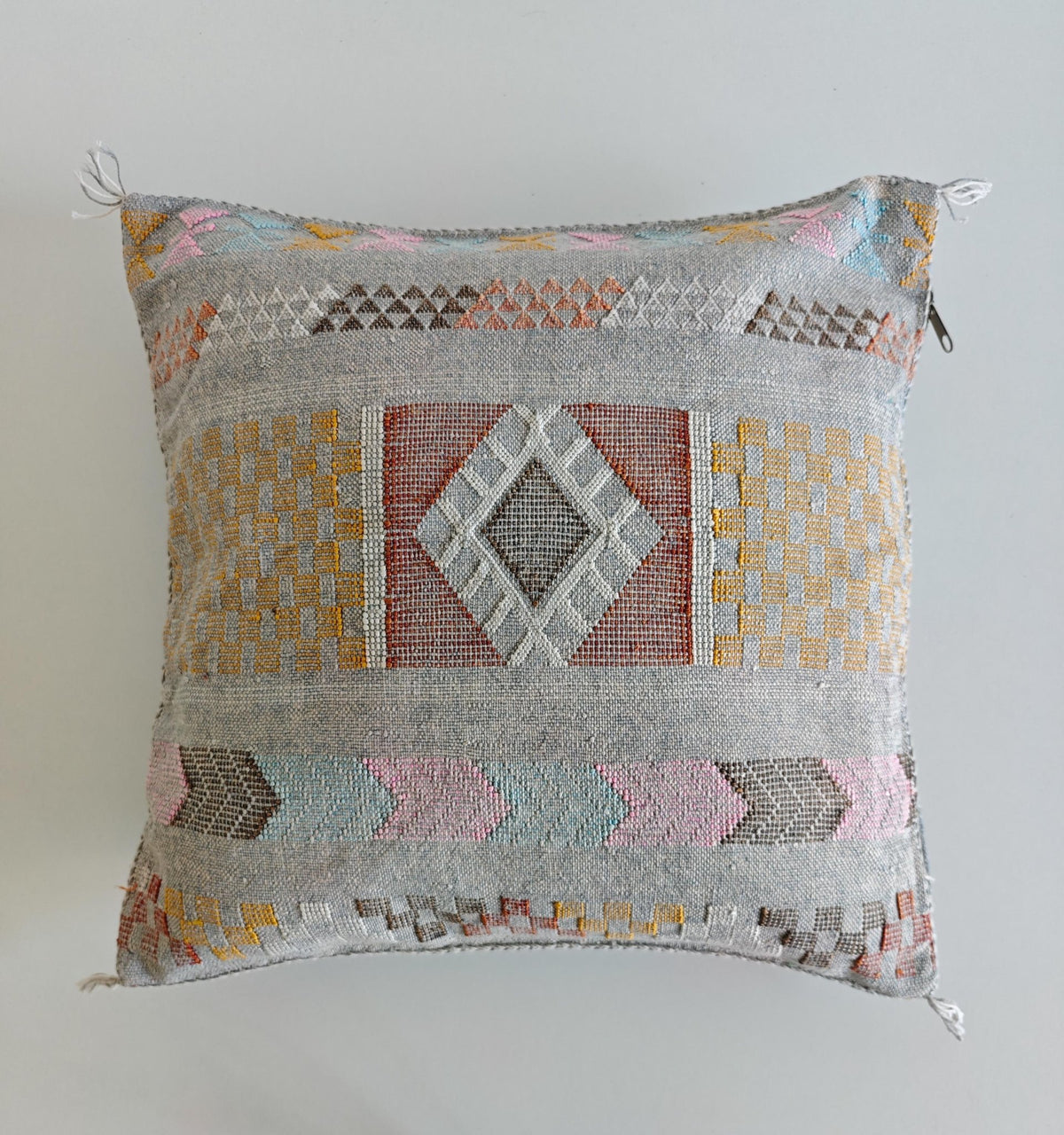 Sabra Kissenbezug aus Marrakesch, Boho Marokkanische Kissenhülle, Sabra Silk Cushion Cover – Limited Grey Edition - CocosyBerlin