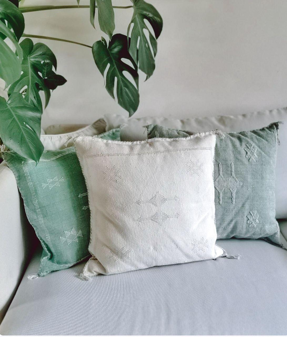 Boho Berber Kissenhülle, Boho Kissen aus Marokko, Marokkanisches Kissen Sabra Seide, Vintage Farbe weiss, Kelim, 45x45cm Marrakesch - CocosyBerlin