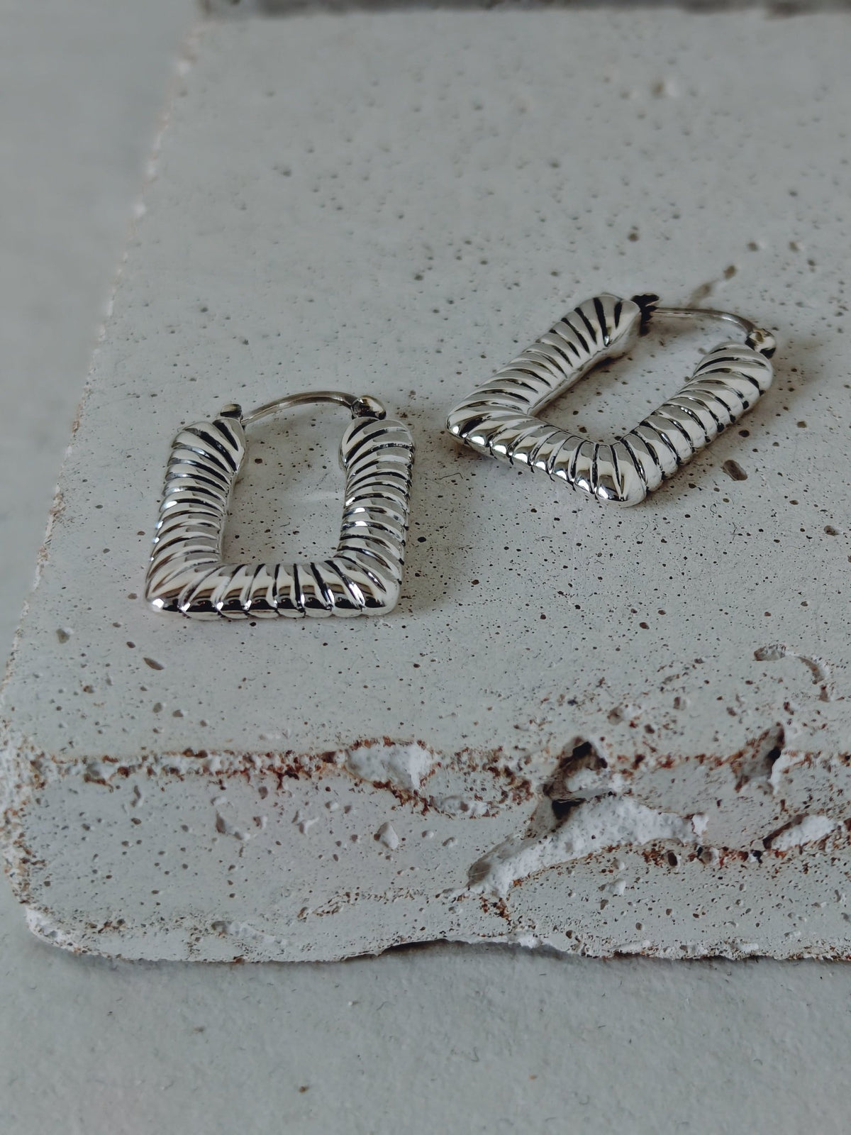 Twist Creolen rechteckig aus 925 Silber, Geometrische Ohrringe - CocosyBerlin