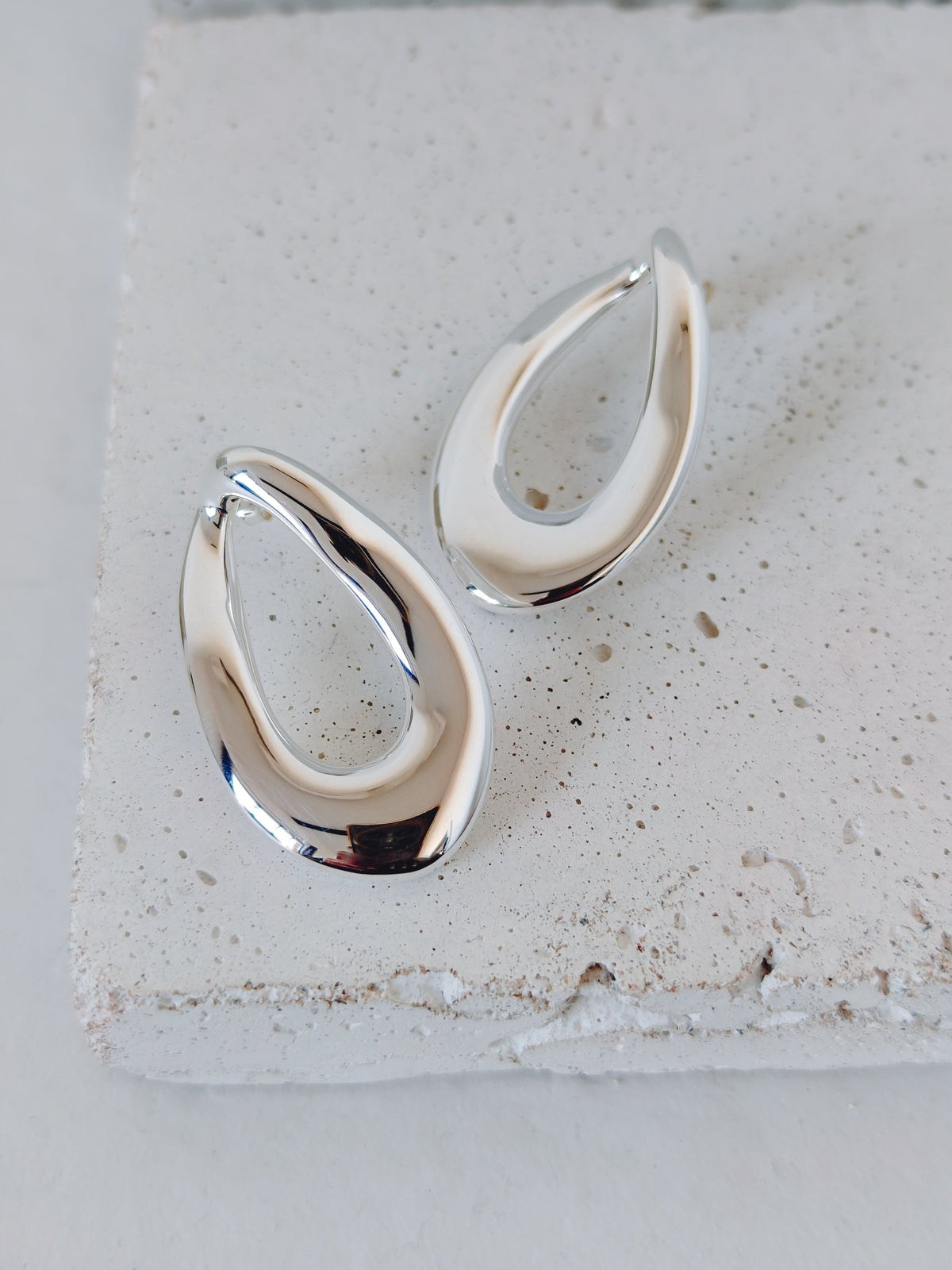 Organic Statement Ohrstecker aus 925 Silber, ovale Y2K Ohrringe, Sculptural Silver Earrings - CocosyBerlin