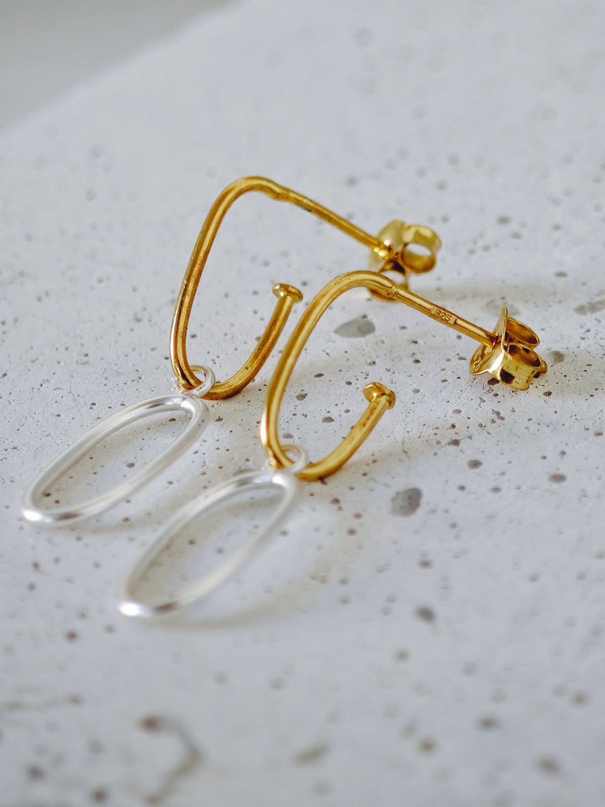 Zweifarbige Paperclip Hängeohrringe aus 925 Silber und Gold, Link Chain Ohstecker - CocosyBerlin