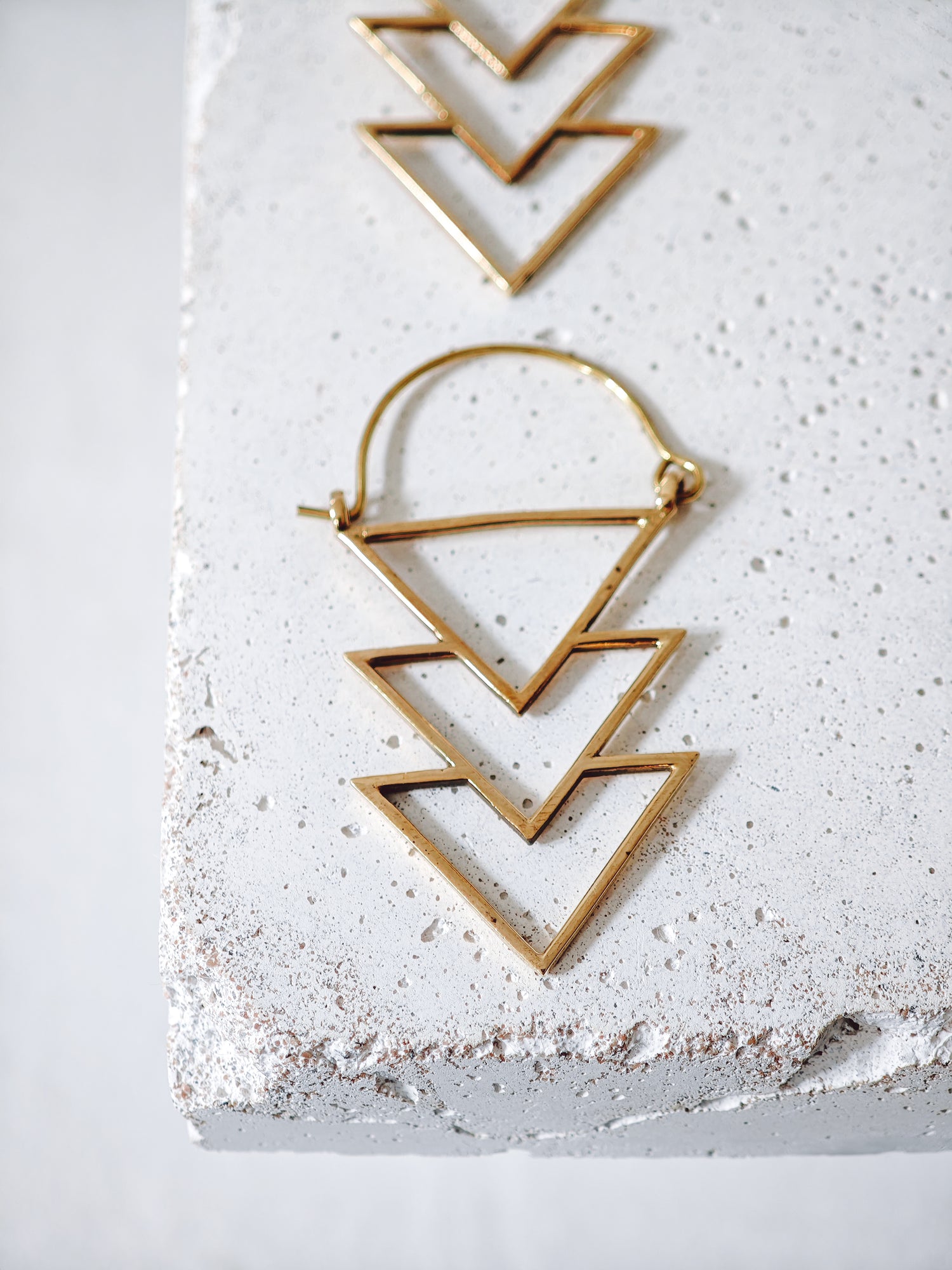 Boucles d'oreilles triangle géométrique, boucles d'oreilles minimalistes en or, boucles d'oreilles carrées, bijoux bohème, boucles d'oreilles en laiton doré