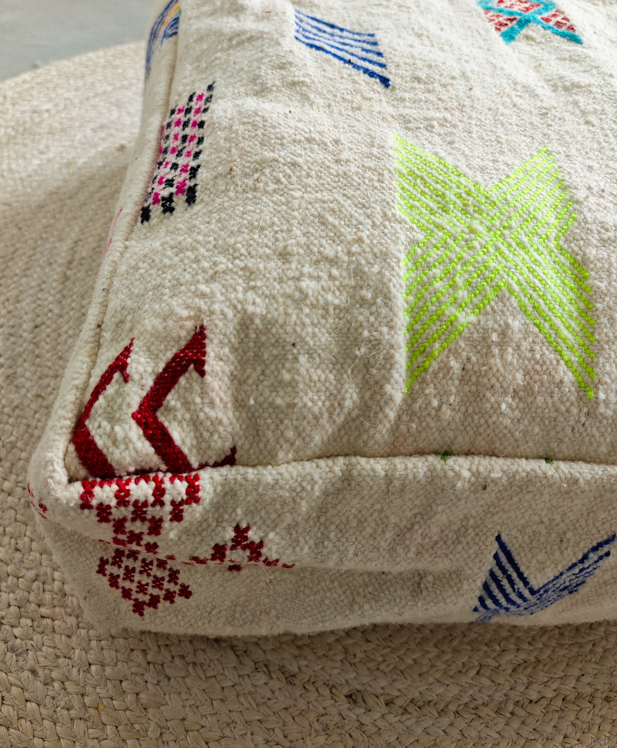 Marokkanischer Pouf aus Wolle, Kelim Bodenkissen quadratisch und bunt, Handarbeit