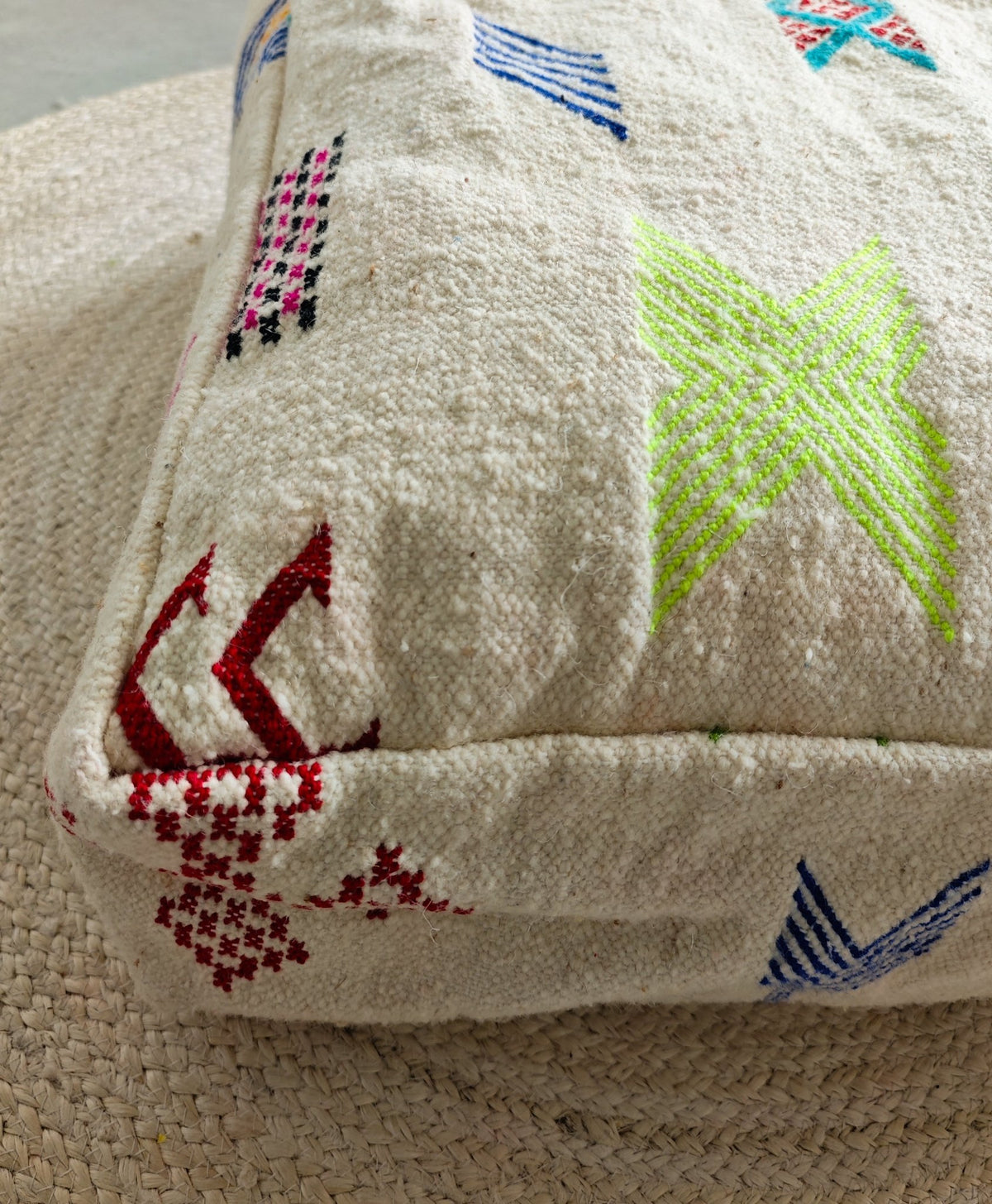Marokkanischer Pouf aus Wolle, Kelim Bodenkissen quadratisch und bunt, Handarbeit - CocosyBerlin