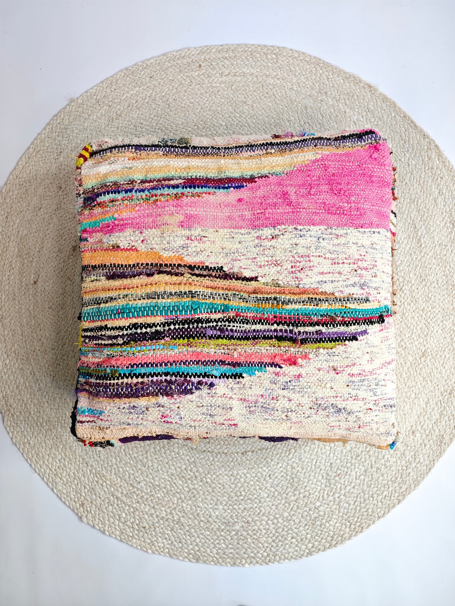 Cocosy Premium Collection - Marokkanischer Pouf mit geometrischen Muster, Upcyling Pouf aus Stoffresten, Boho Sitzkissen, Unikat