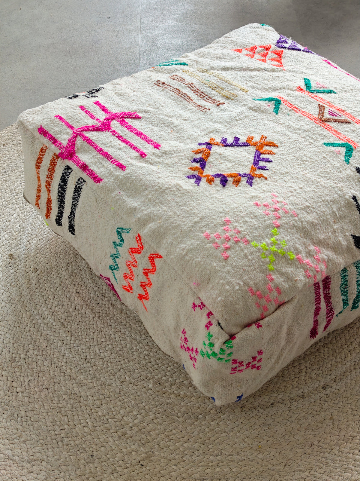 Pouf berbère vintage du Maroc, Coussin de sol Kilim violet, Pouf en laine fait à la main avec motifs géométriques