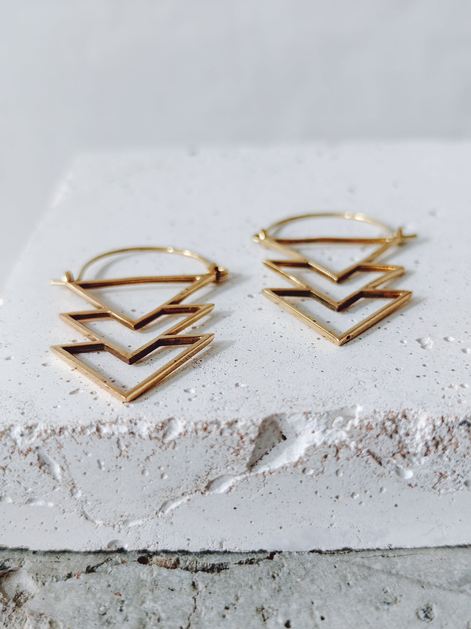 Boucles d'oreilles triangle géométrique, boucles d'oreilles minimalistes en or, boucles d'oreilles carrées, bijoux bohème, boucles d'oreilles en laiton doré