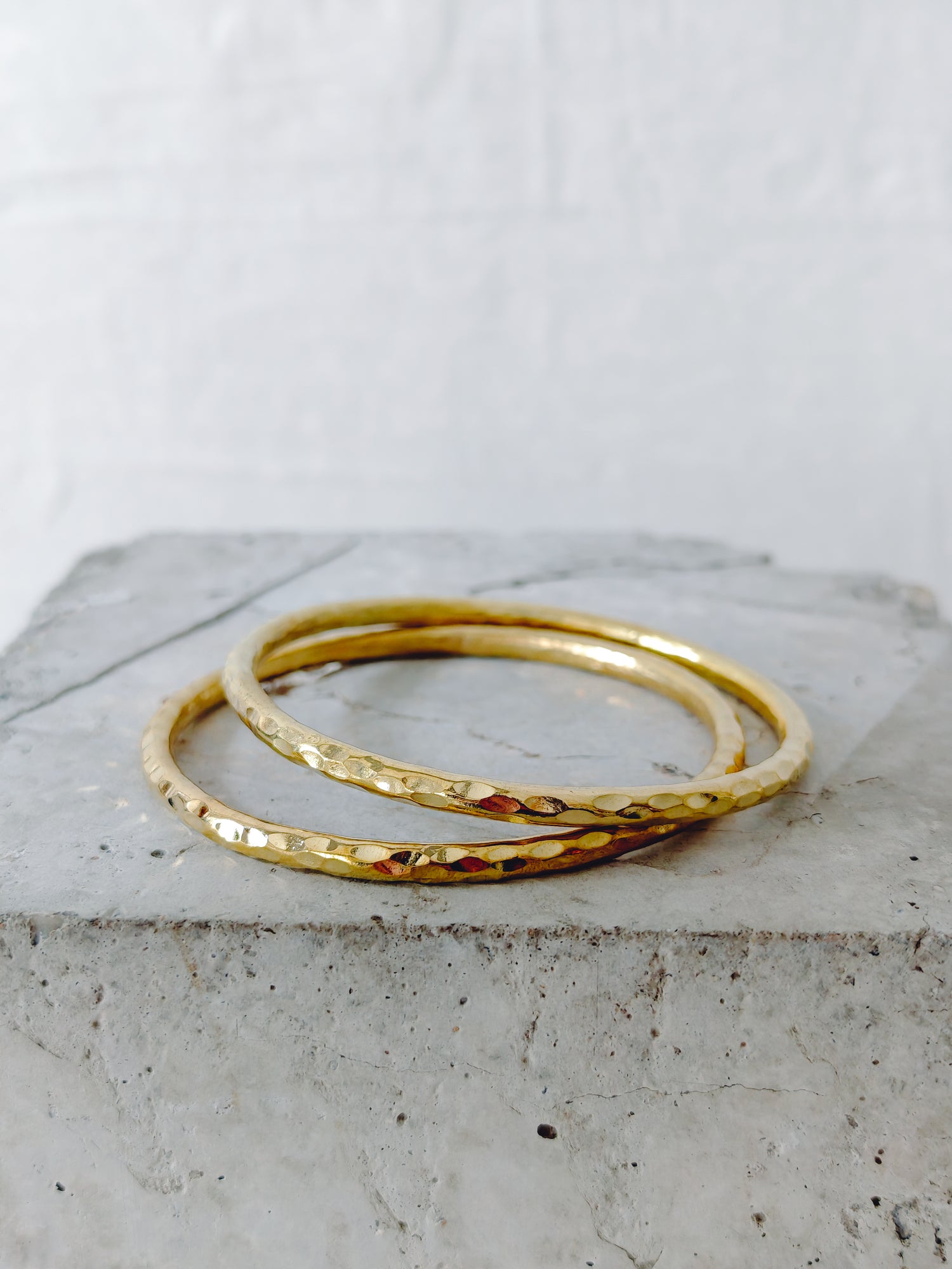 Statement Armreif aus massivem Messing, gehämmert