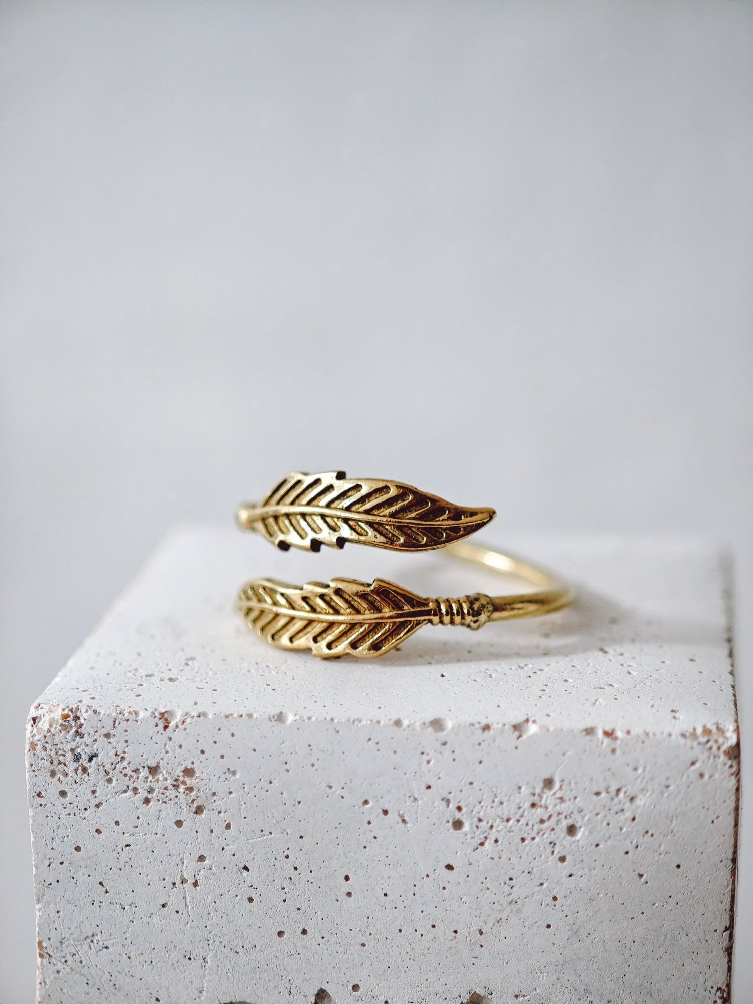 Feder Ring aus Messing, Verstellbarer Fingerring, Handgemachter Boho Messingring, Bohemianstil - CocosyBerlin