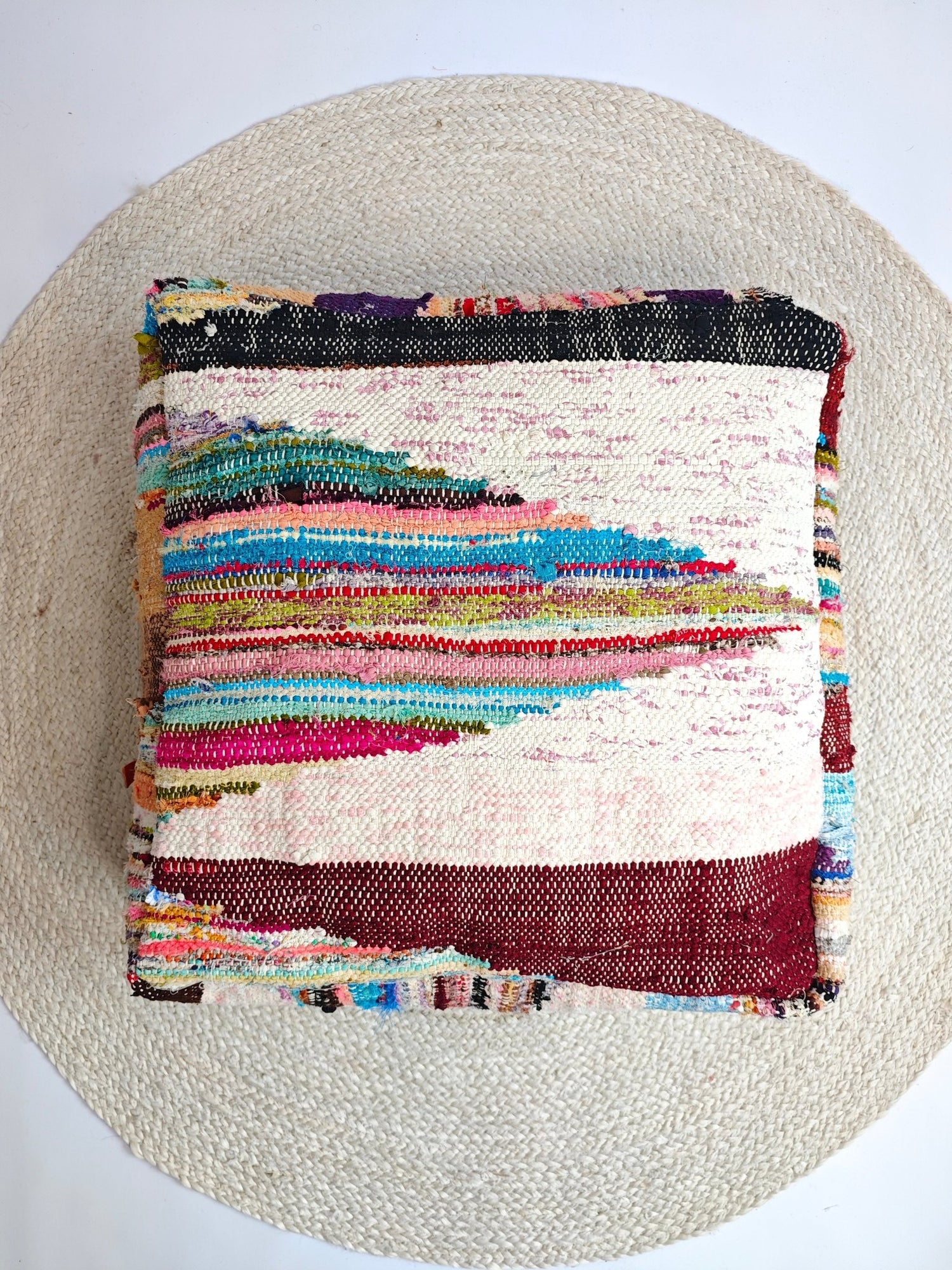 Cocosy Premium Collection - Marokkanischer Pouf mit geometrischen Muster, Upcyling Pouf aus Stoffresten, Boho Sitzkissen, Unikat - CocosyBerlin
