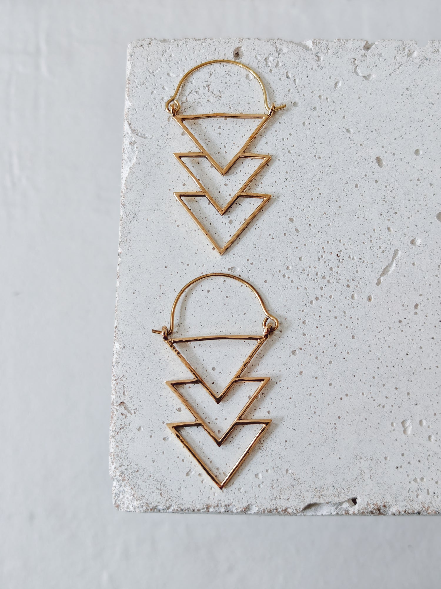 Boucles d'oreilles triangle géométrique, boucles d'oreilles minimalistes en or, boucles d'oreilles carrées, bijoux bohème, boucles d'oreilles en laiton doré