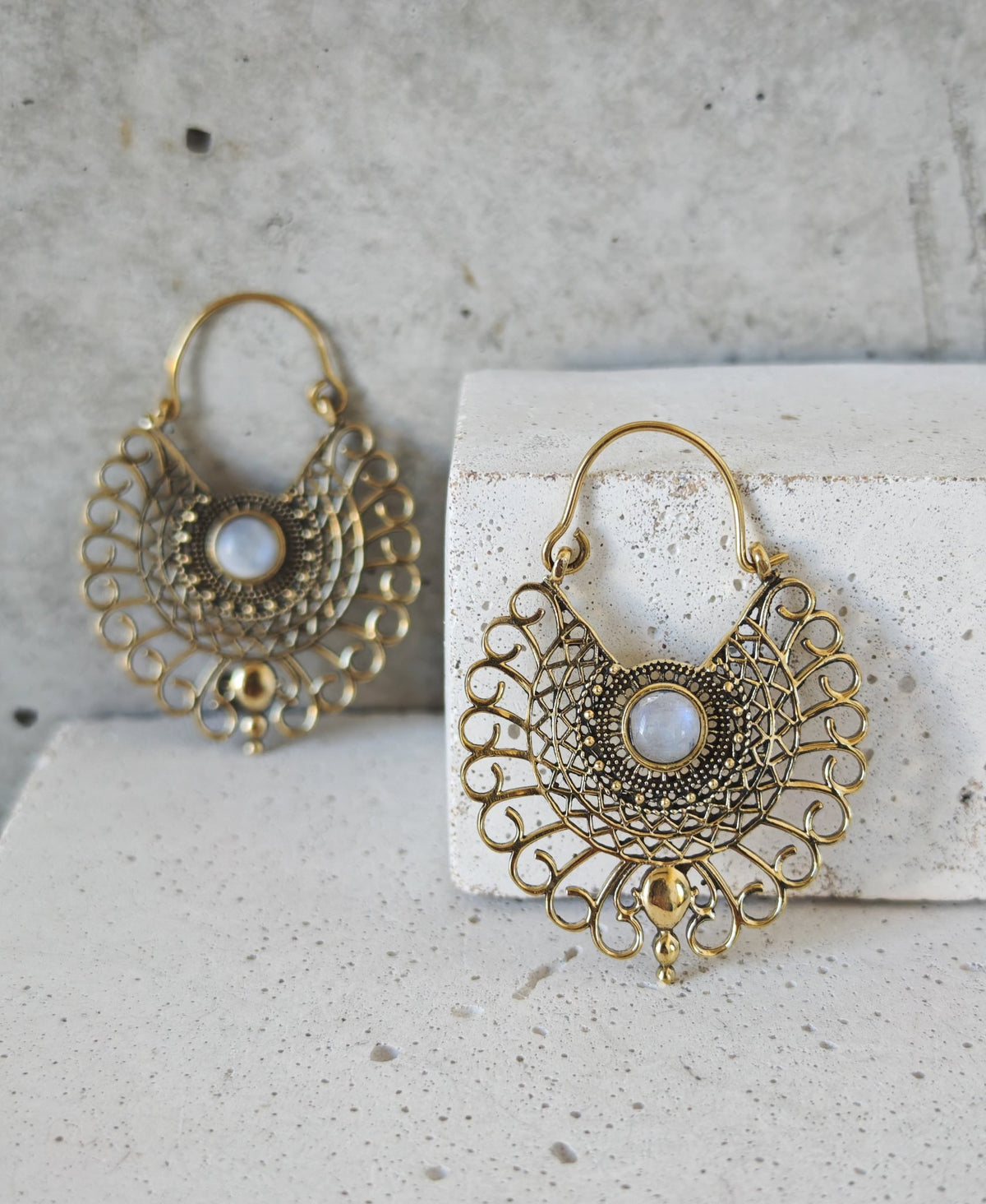 Ohrringe aus Messing mit Mondstein, Mandala Ohrringe, Mondstein Ohrringe Gold, Boho Ohrringe, Hippie Schmuck - CocosyBerlin