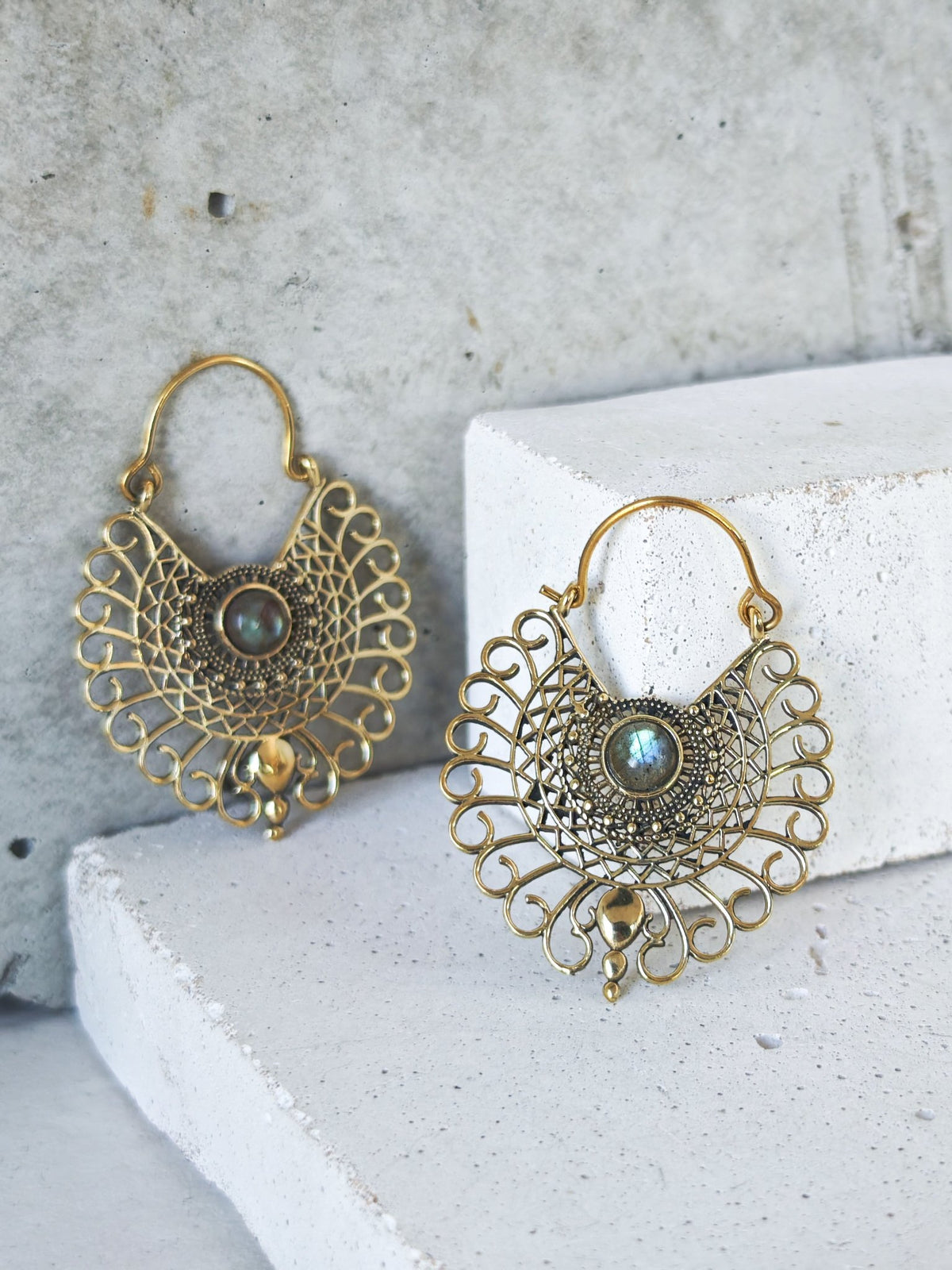 Boho Ohrringe mit Labradorit Steinen, Mandala Ohrringe aus Messing - CocosyBerlin