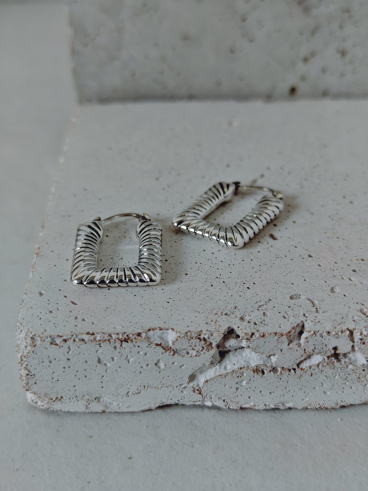Twist Creolen rechteckig aus 925 Silber, Geometrische Ohrringe - CocosyBerlin