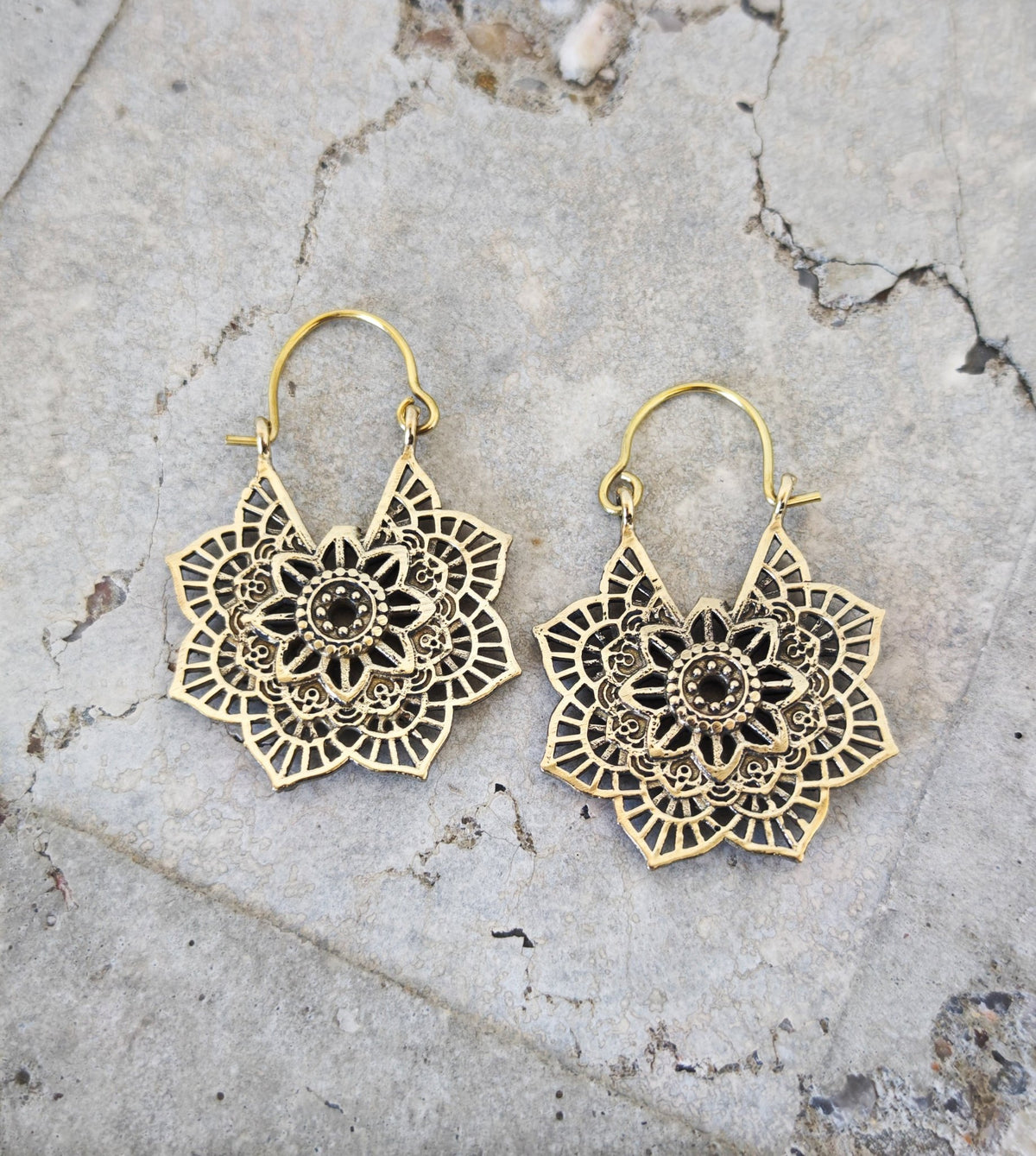 Kleine Mandala Blume Ohrringe aus Messing, Goldene Ohrringe, Boho Ohrringe, Hippie Ohrringe - CocosyBerlin