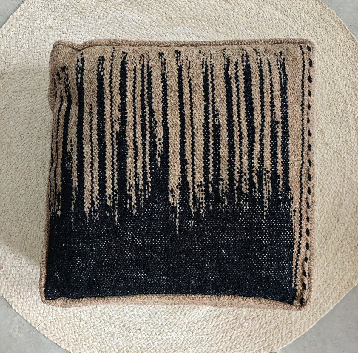 Moderner Pouf Schwarz Natur, Handgefertigtes Bodenkissen Marokko, Cocosy Premium Collection - CocosyBerlin