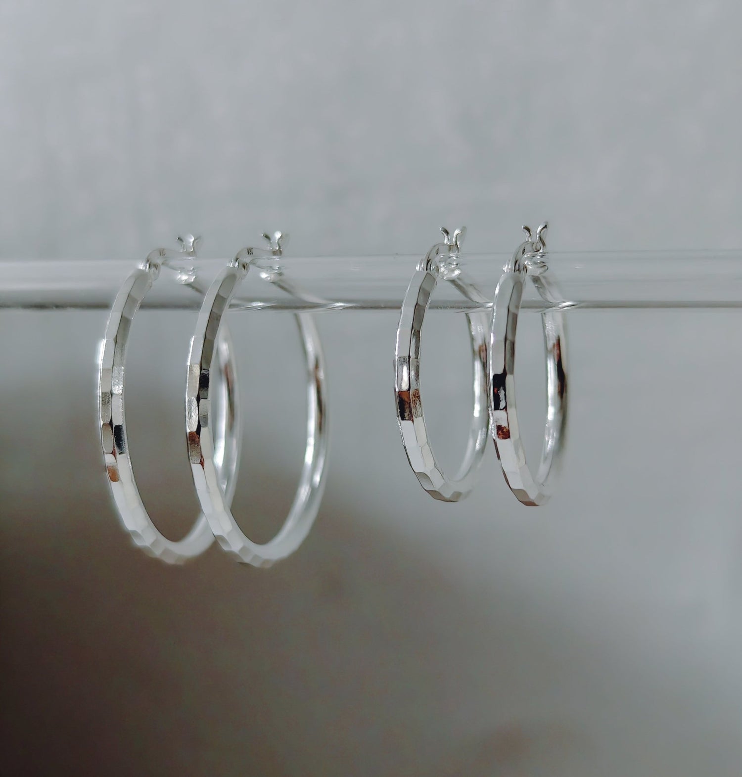 Facettierte Creolen aus 925 Silber, Discokugel Silber Ohrringe - CocosyBerlin