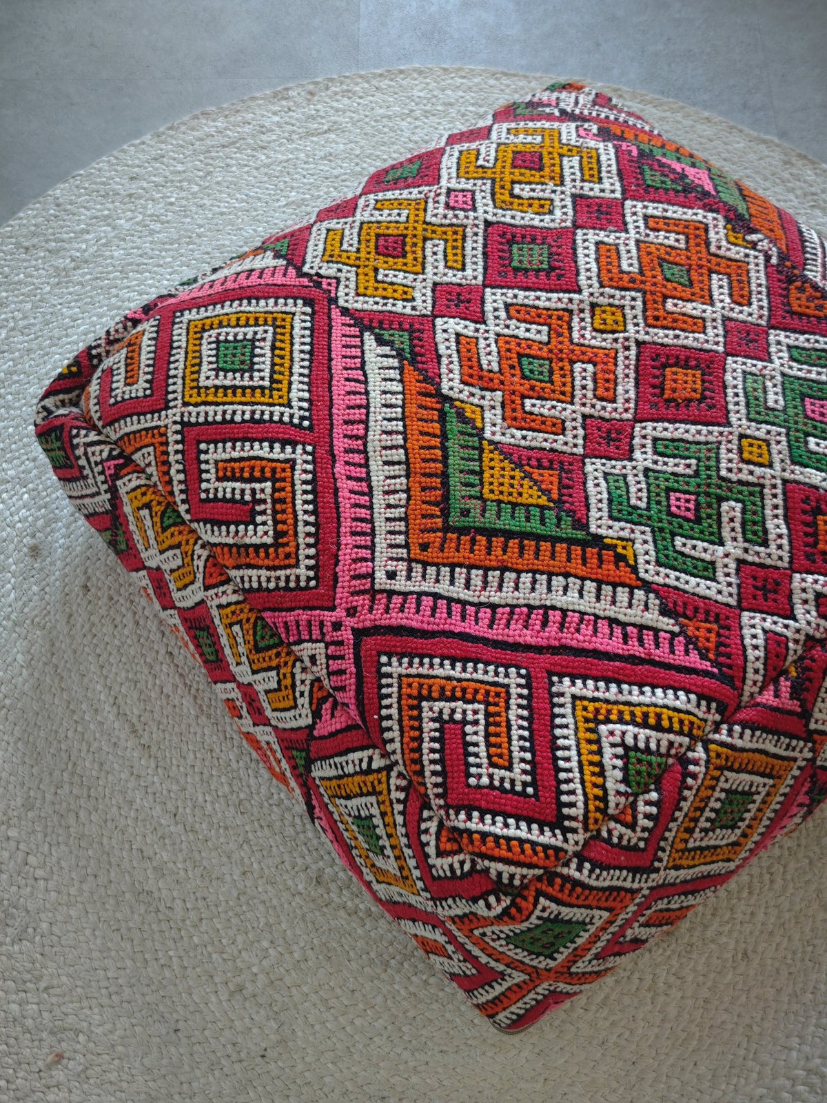 Marokkanischer Pouf, Kelim Bodenkissen, Boho Sitzkissen mit Amazigh Muster - CocosyBerlin