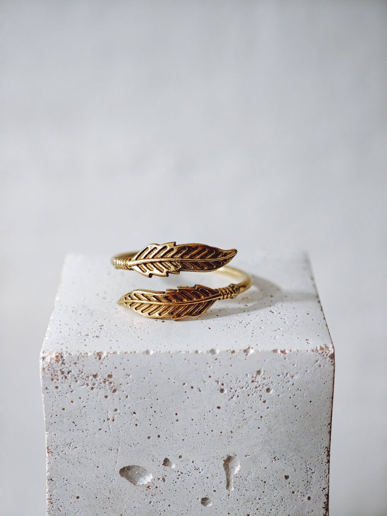 Feder Ring aus Messing, Verstellbarer Fingerring, Handgemachter Boho Messingring, Bohemianstil - CocosyBerlin